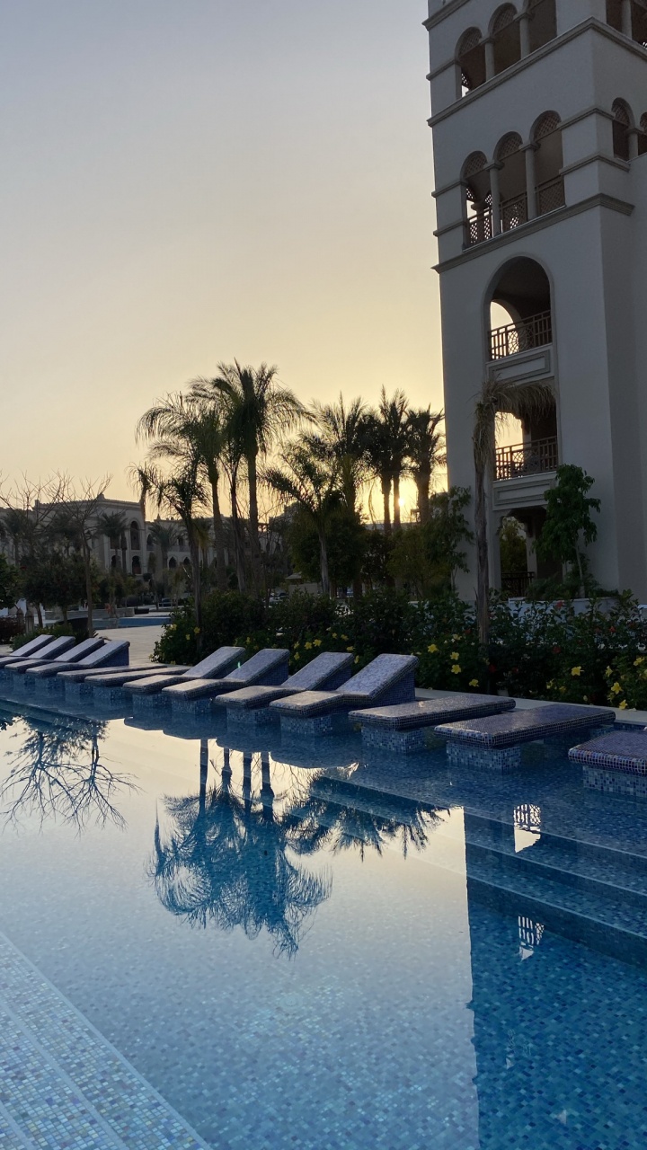 Обои отражение, вода, здание, дневное время, свойство в разрешении 720x1280