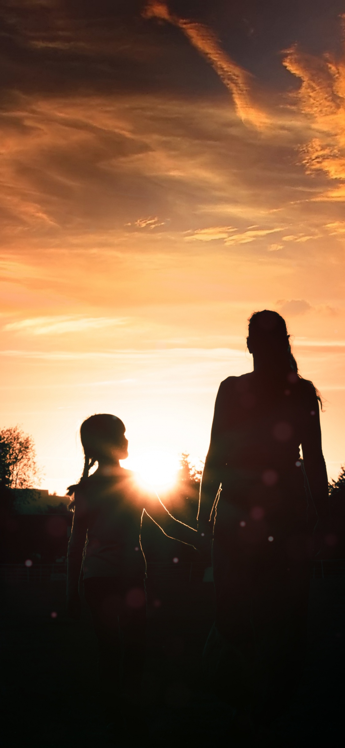 Обои вечер, красный цвет, дочь, сын, мать в разрешении 1125x2436