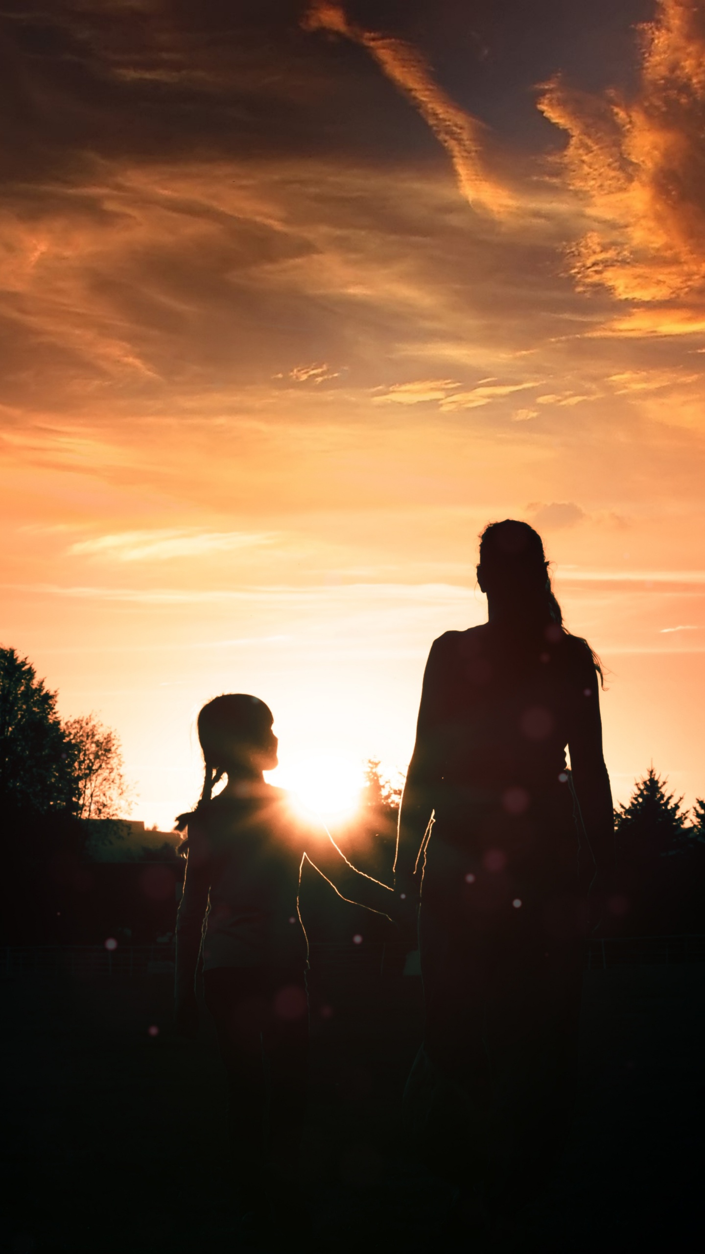 Обои вечер, красный цвет, дочь, сын, мать в разрешении 1440x2560