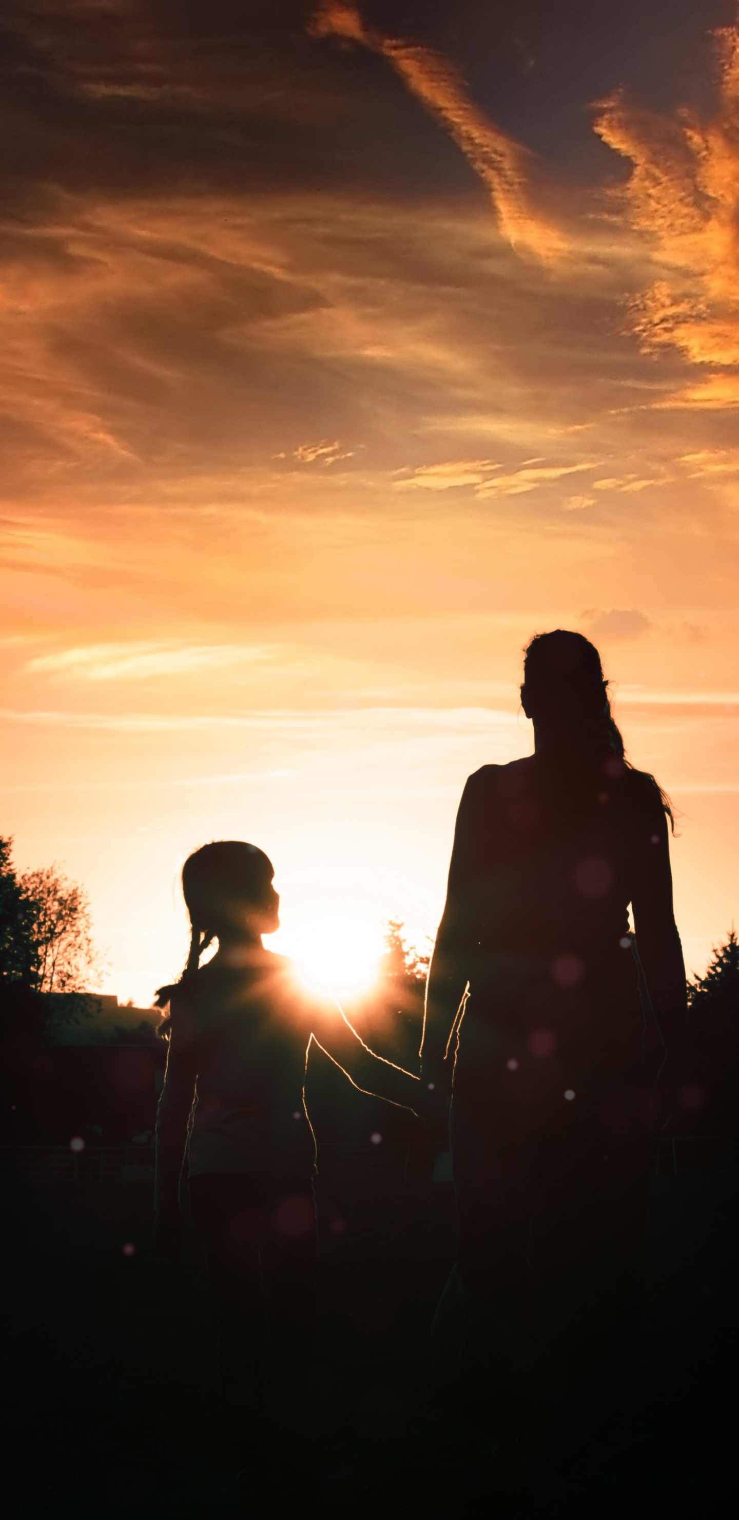 Обои вечер, красный цвет, дочь, сын, мать в разрешении 1440x2960