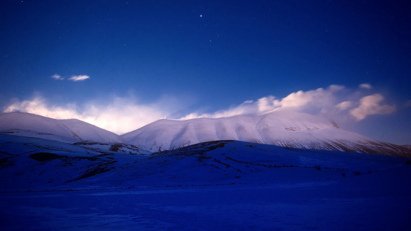 Обои снег, зима, гора, облако, горный хребет в разрешении 1366x768