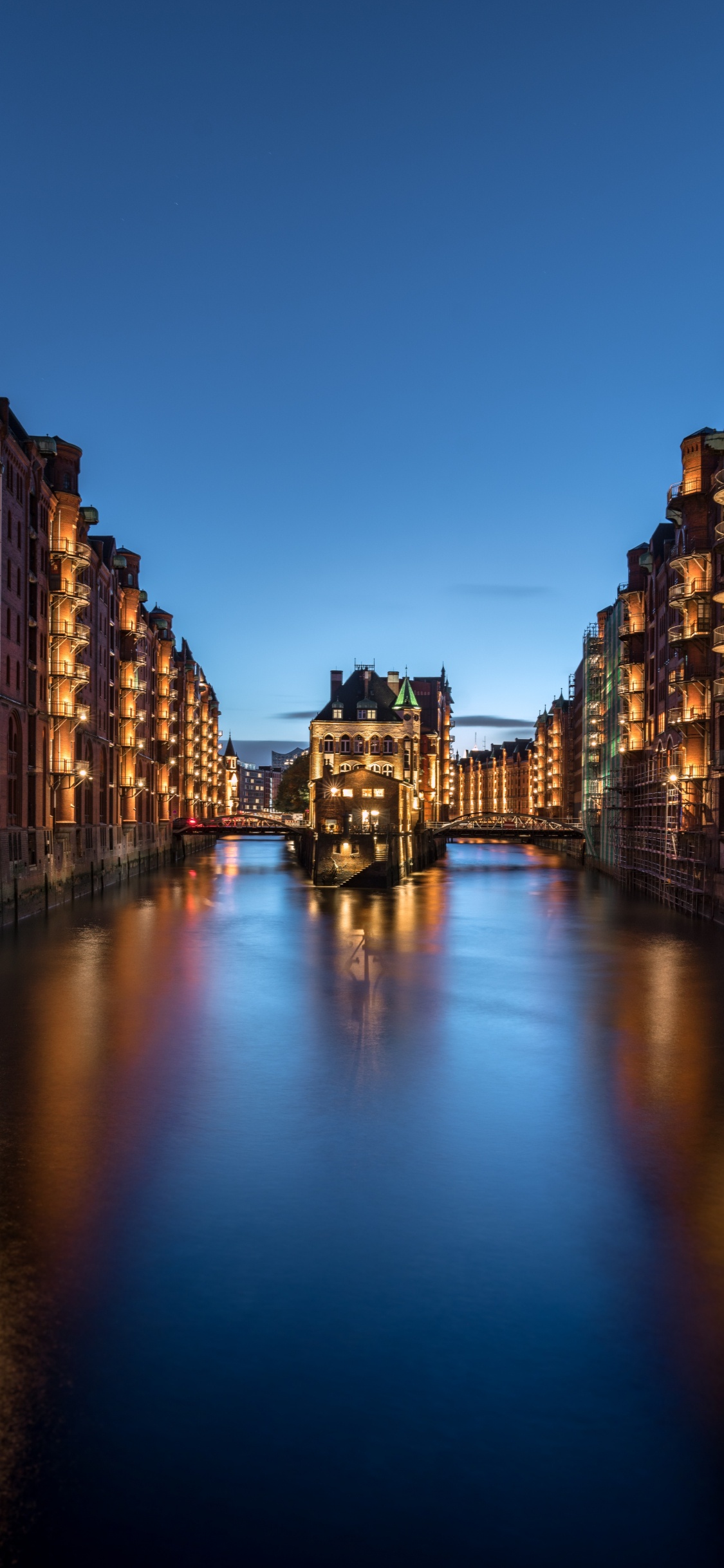 Обои водный путь, канал, вода, отражение, ночь в разрешении 1125x2436