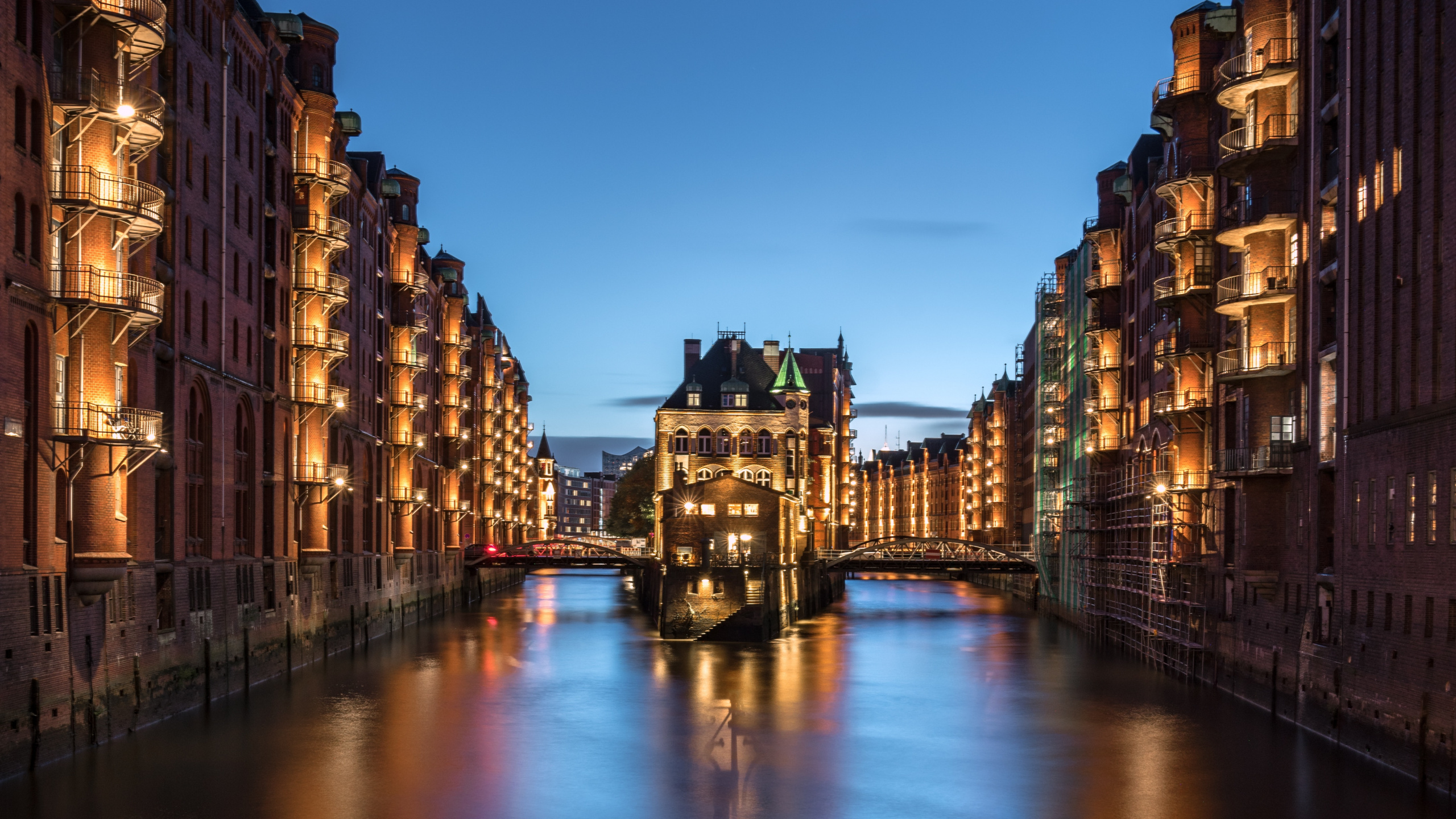 Обои водный путь, канал, вода, отражение, ночь в разрешении 2560x1440