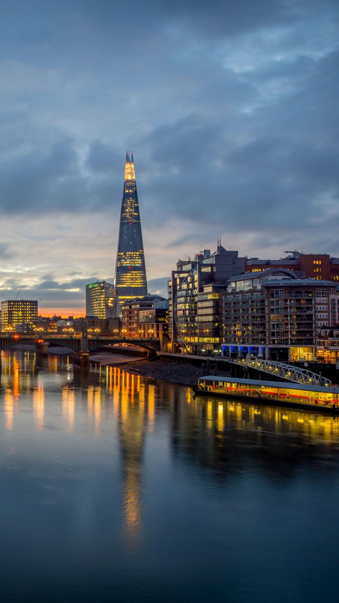 Обои отражение, городской пейзаж, город, городской район, ориентир в разрешении 1080x1920
