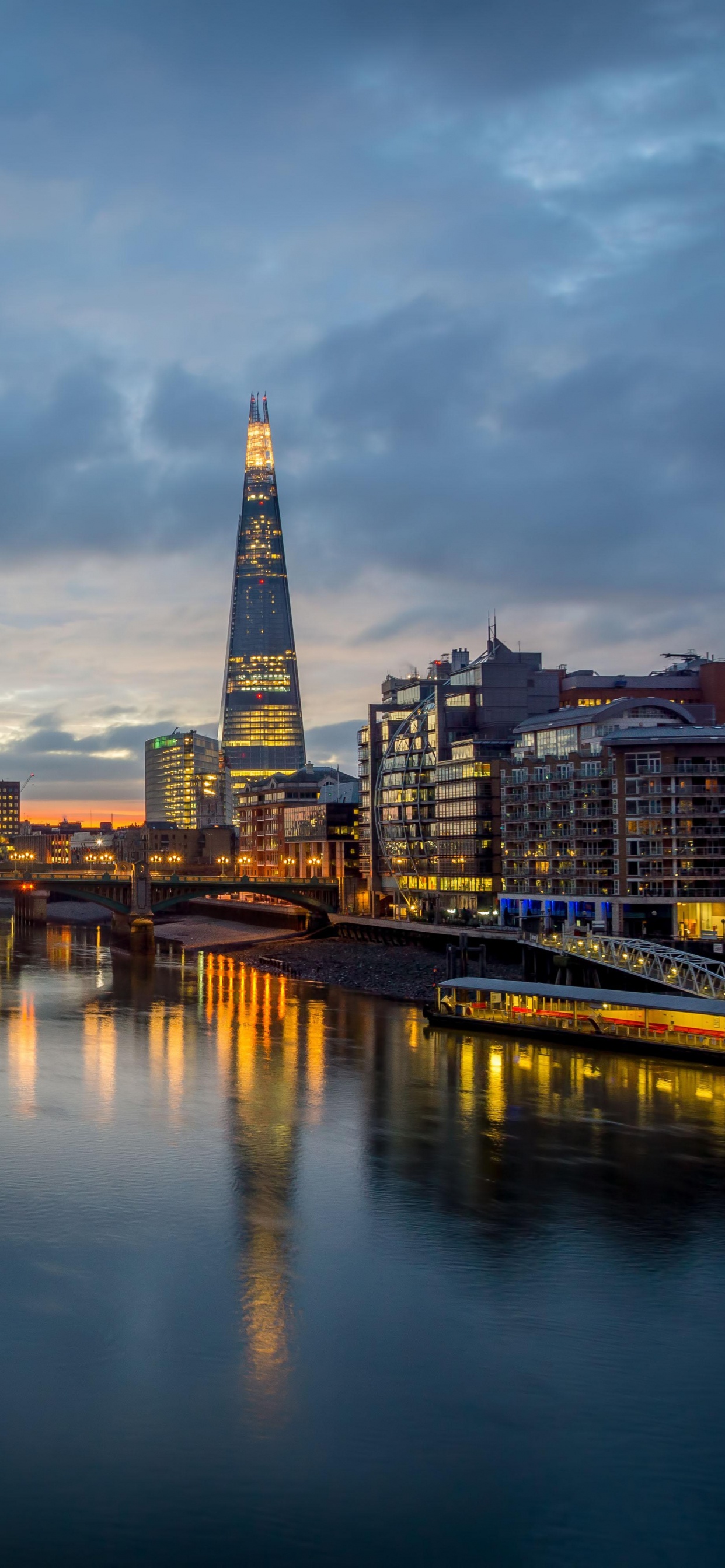 Обои отражение, городской пейзаж, город, городской район, ориентир в разрешении 1242x2688