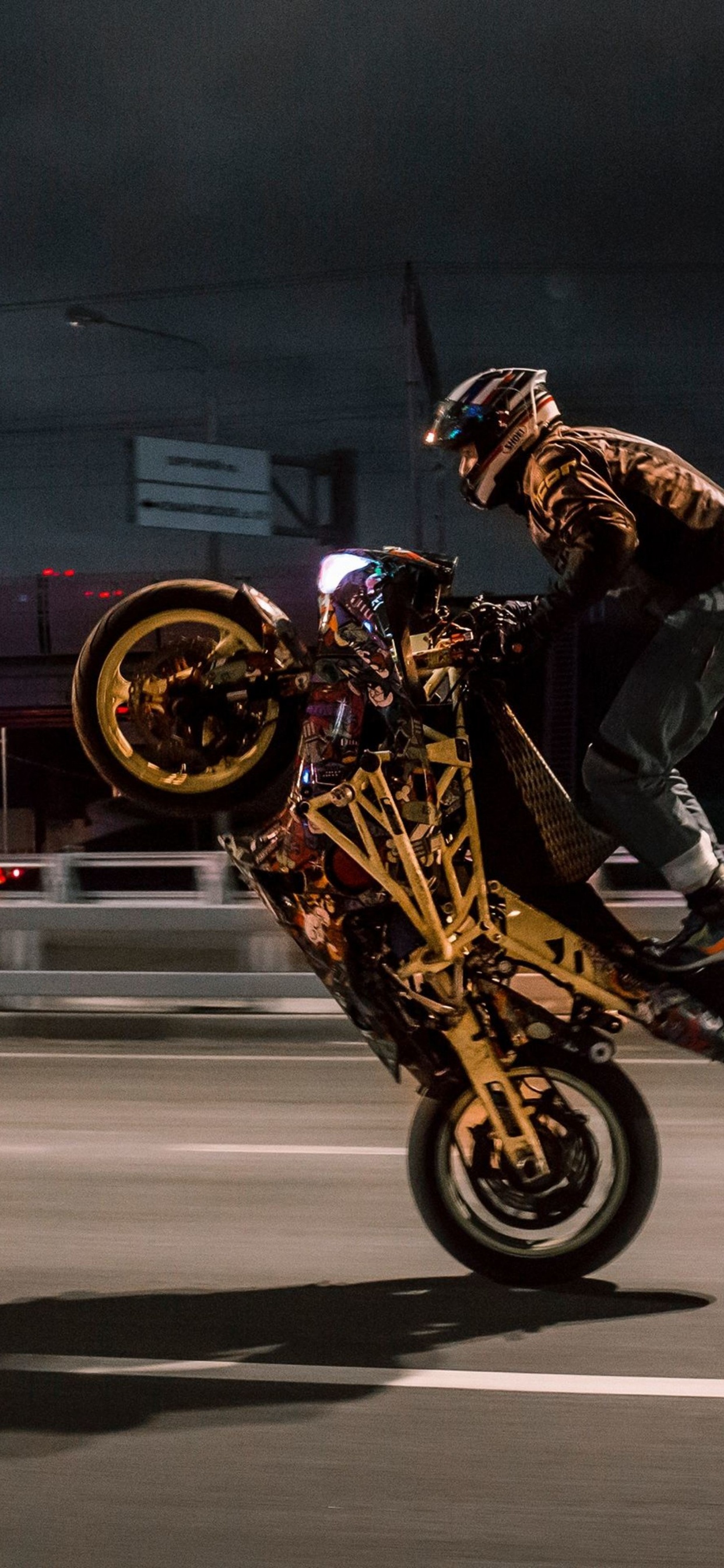 Обои мотоциклетный шлем, мотоцикл стантрайдинга, мотоцикл, трюк, гонки на мотоциклах в разрешении 1242x2688