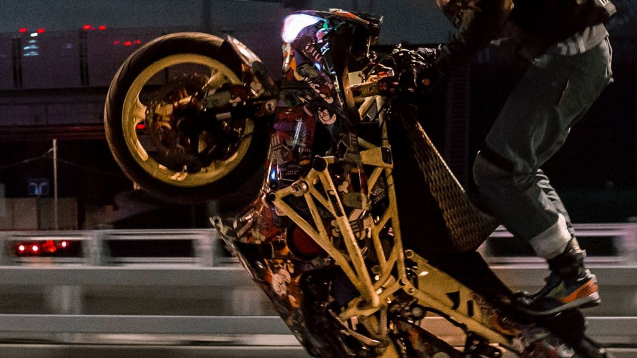 Обои мотоциклетный шлем, мотоцикл стантрайдинга, мотоцикл, трюк, гонки на мотоциклах в разрешении 1280x720