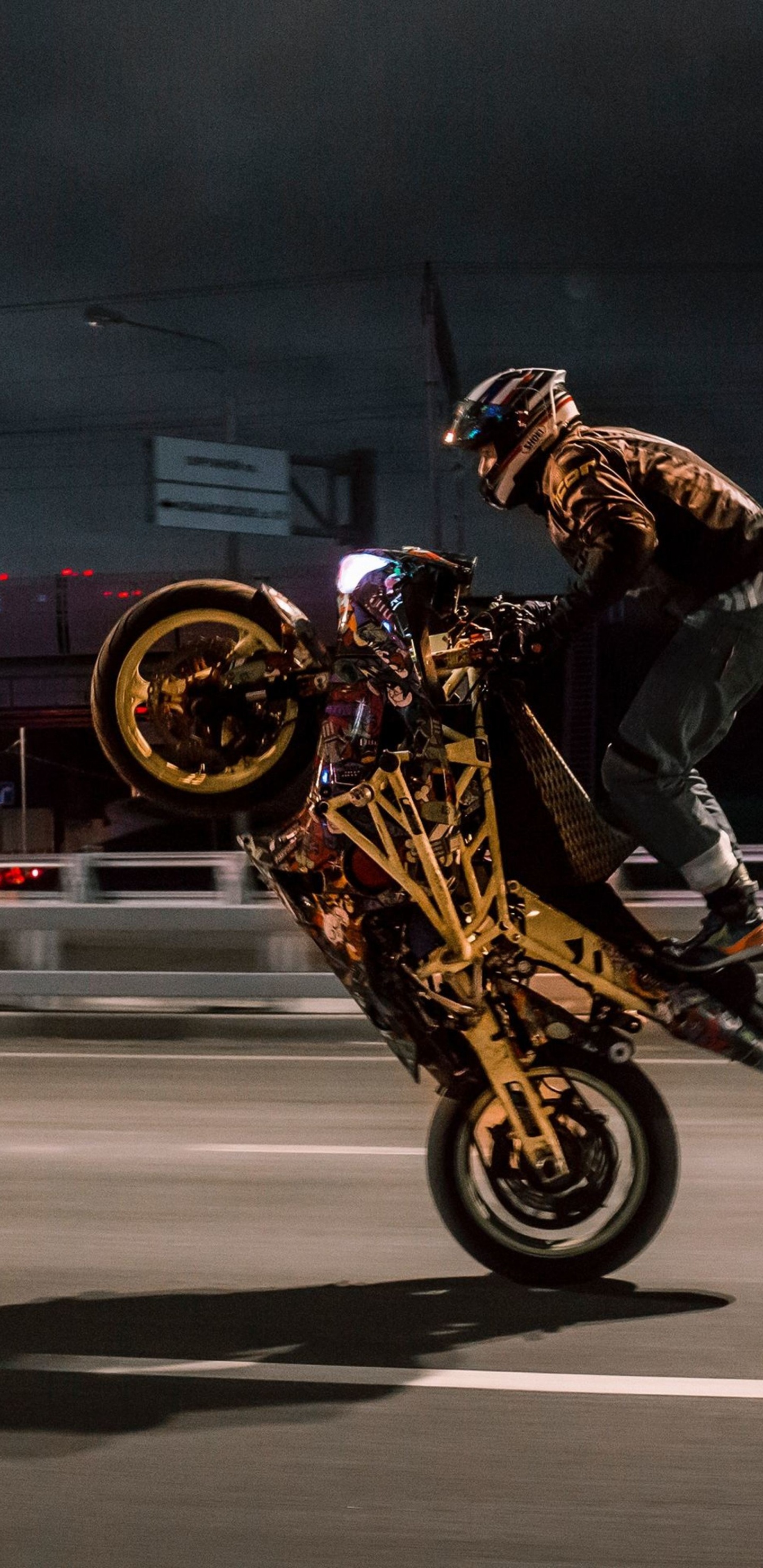 Обои мотоциклетный шлем, мотоцикл стантрайдинга, мотоцикл, трюк, гонки на мотоциклах в разрешении 1440x2960