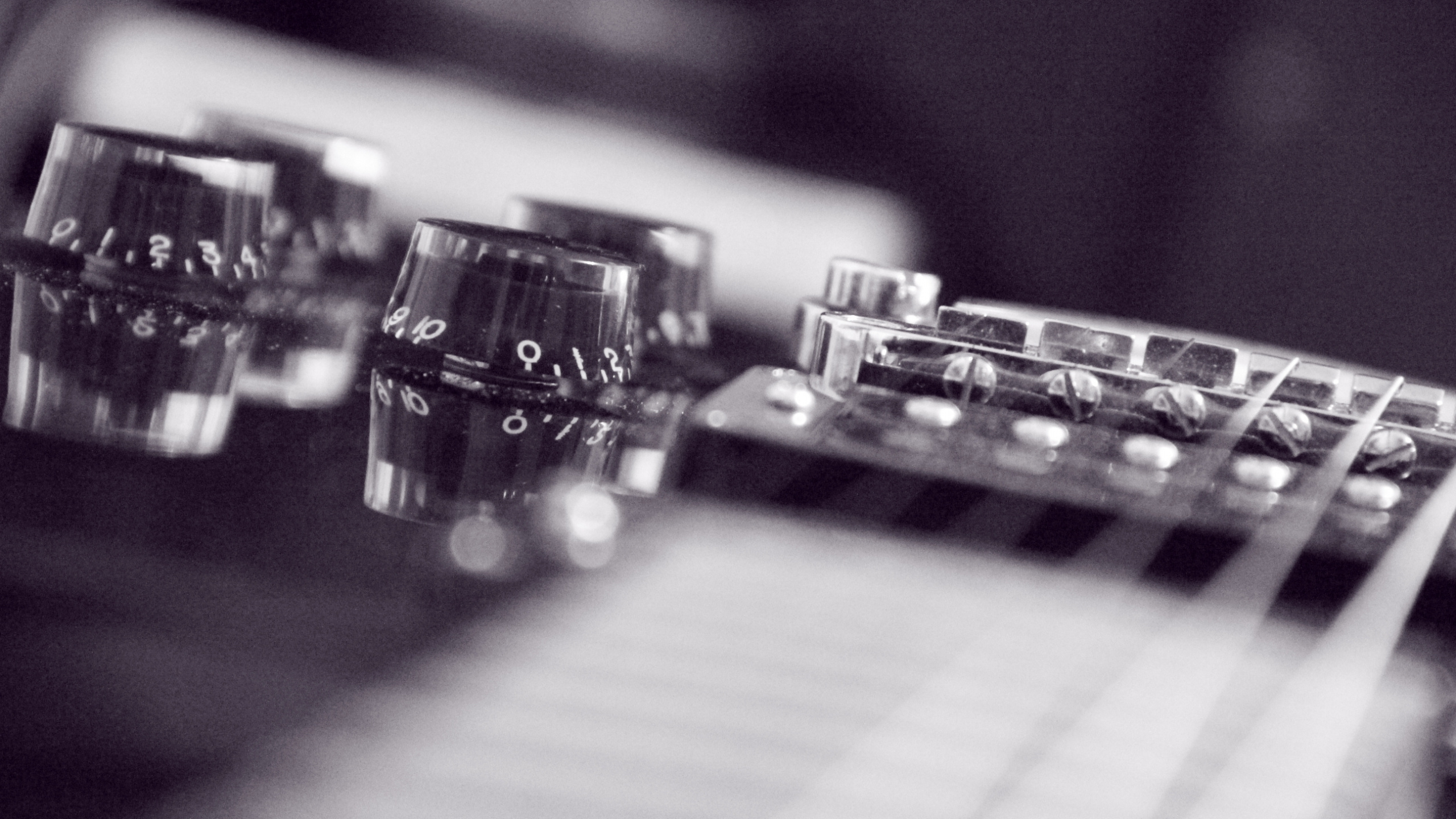 Обои электрогитара, строка, акустическая гитара, электронный инструмент, металл в разрешении 2560x1440