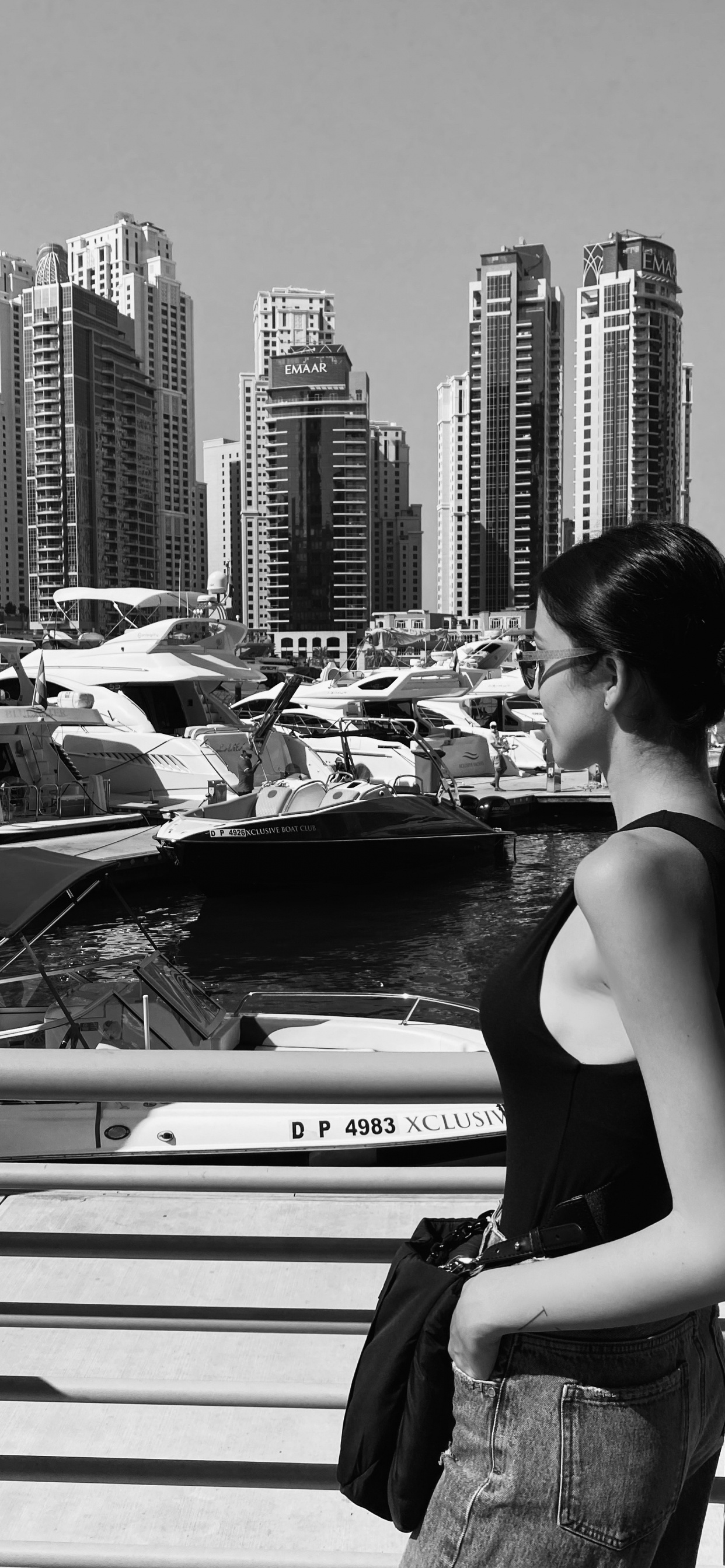 Обои черный и белый, башня, метрополия, городской пейзаж, город в разрешении 1242x2688