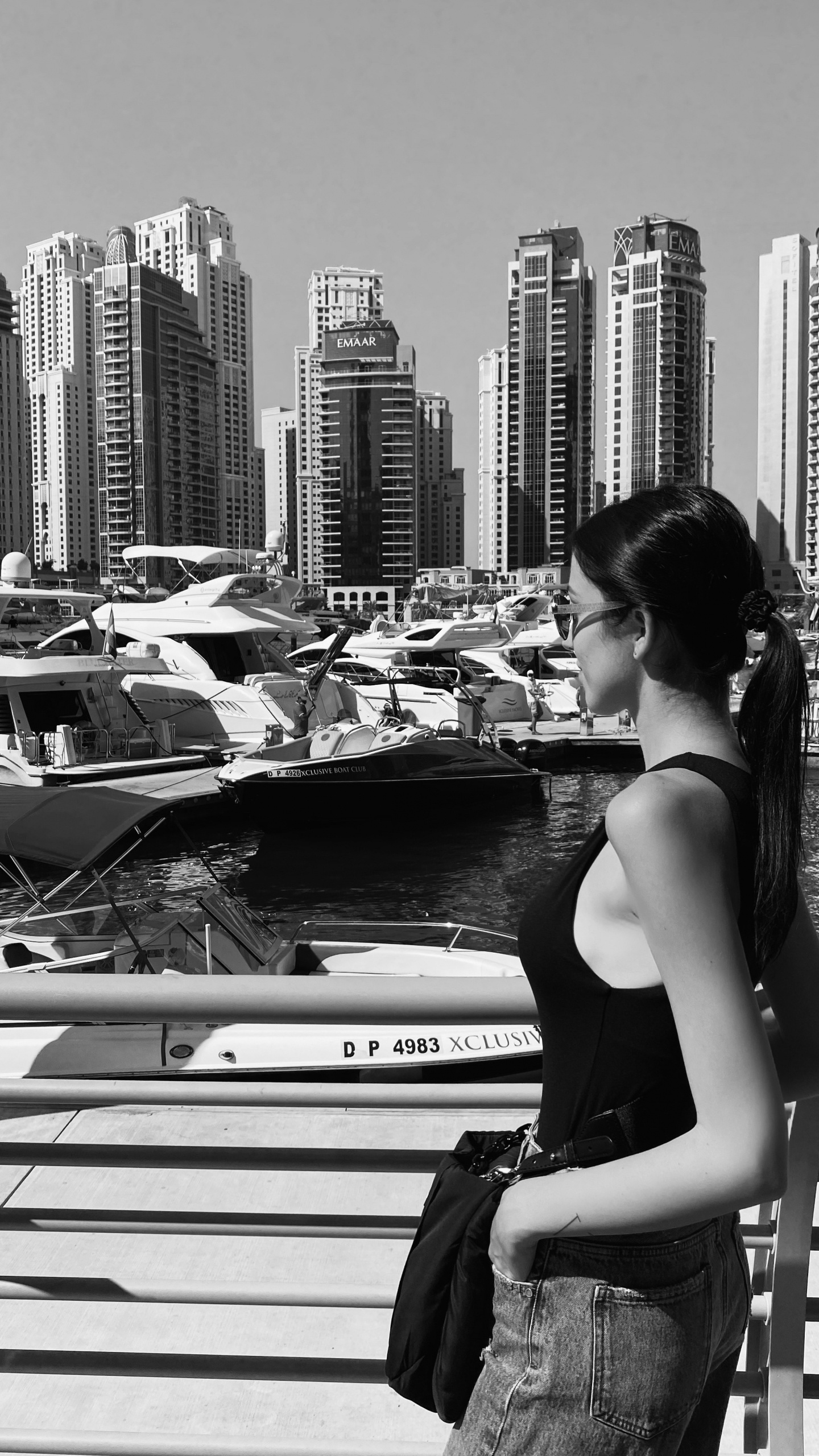 Обои черный и белый, башня, метрополия, городской пейзаж, город в разрешении 1440x2560