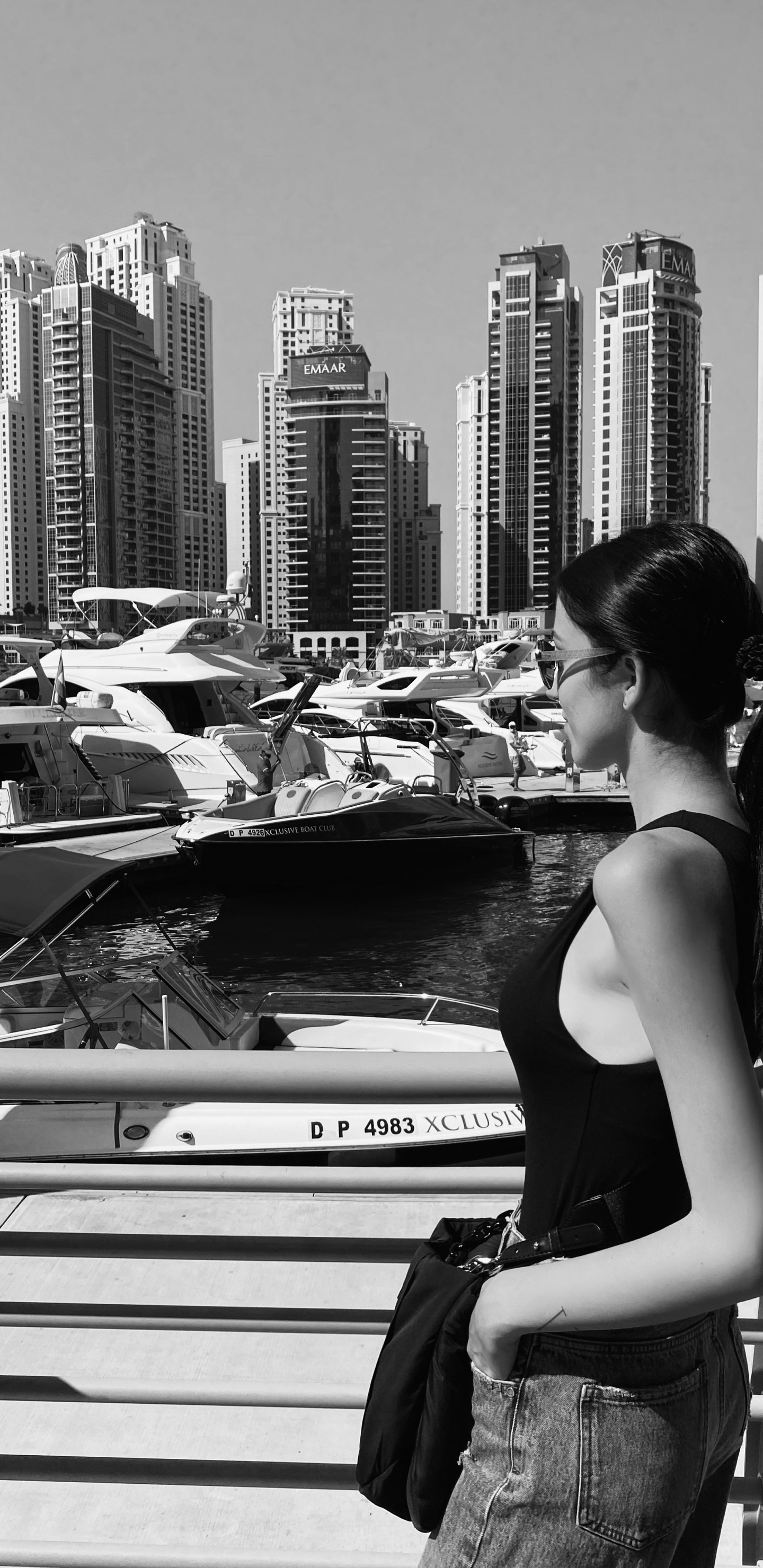 Обои черный и белый, башня, метрополия, городской пейзаж, город в разрешении 1440x2960