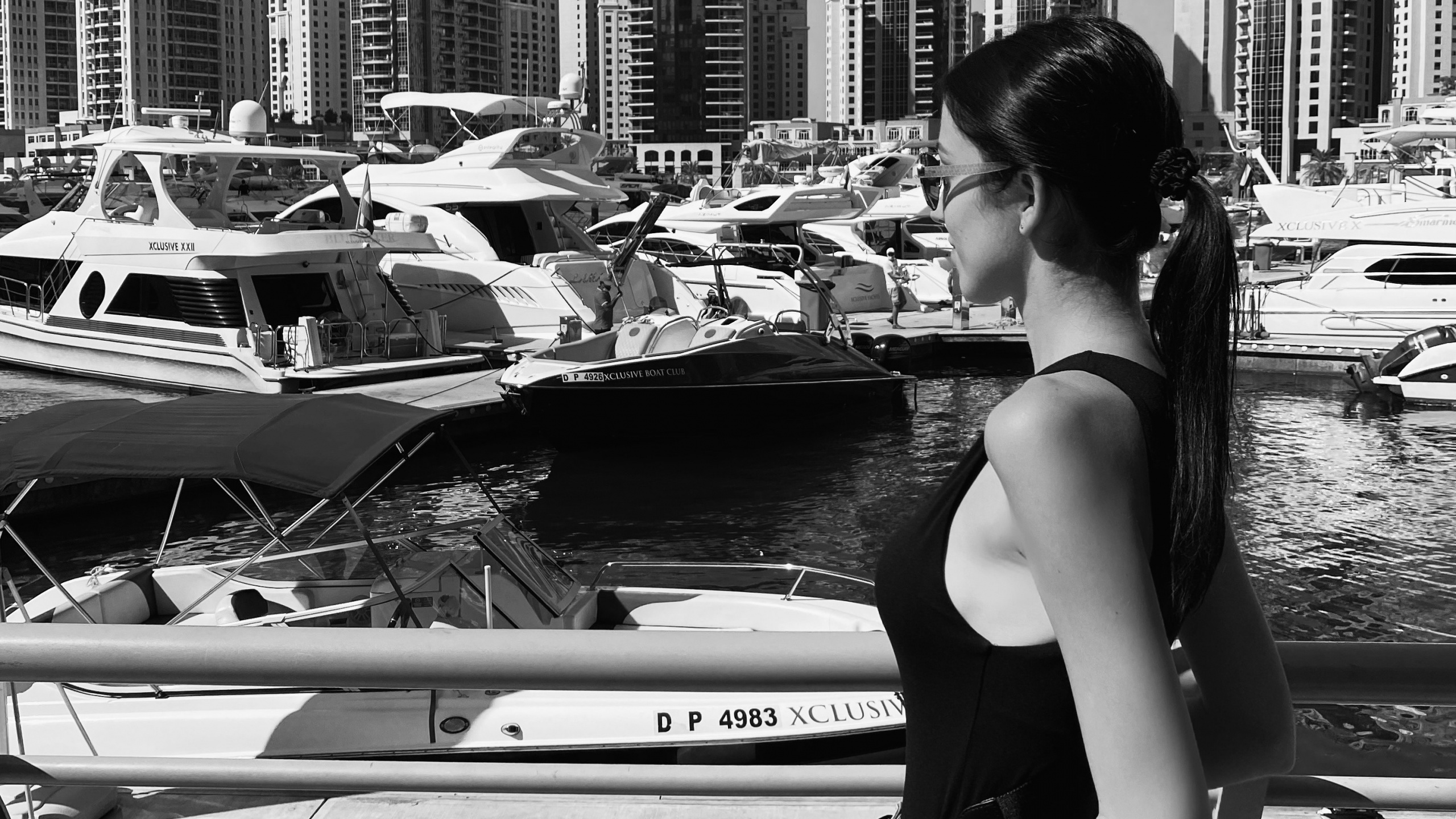 Обои черный и белый, башня, метрополия, городской пейзаж, город в разрешении 2560x1440