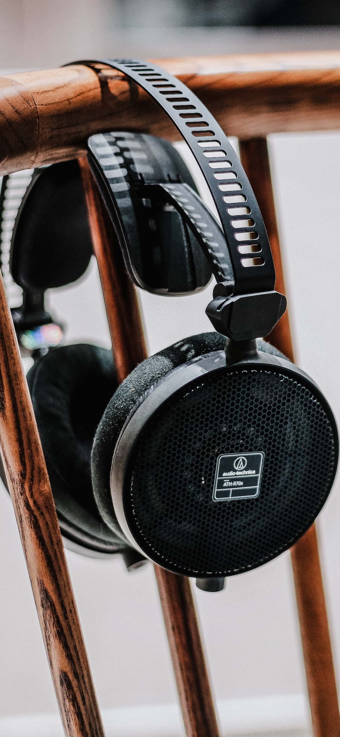 Обои наушники, громкоговоритель, звуковое оборудование, гаджет, древесина в разрешении 1125x2436