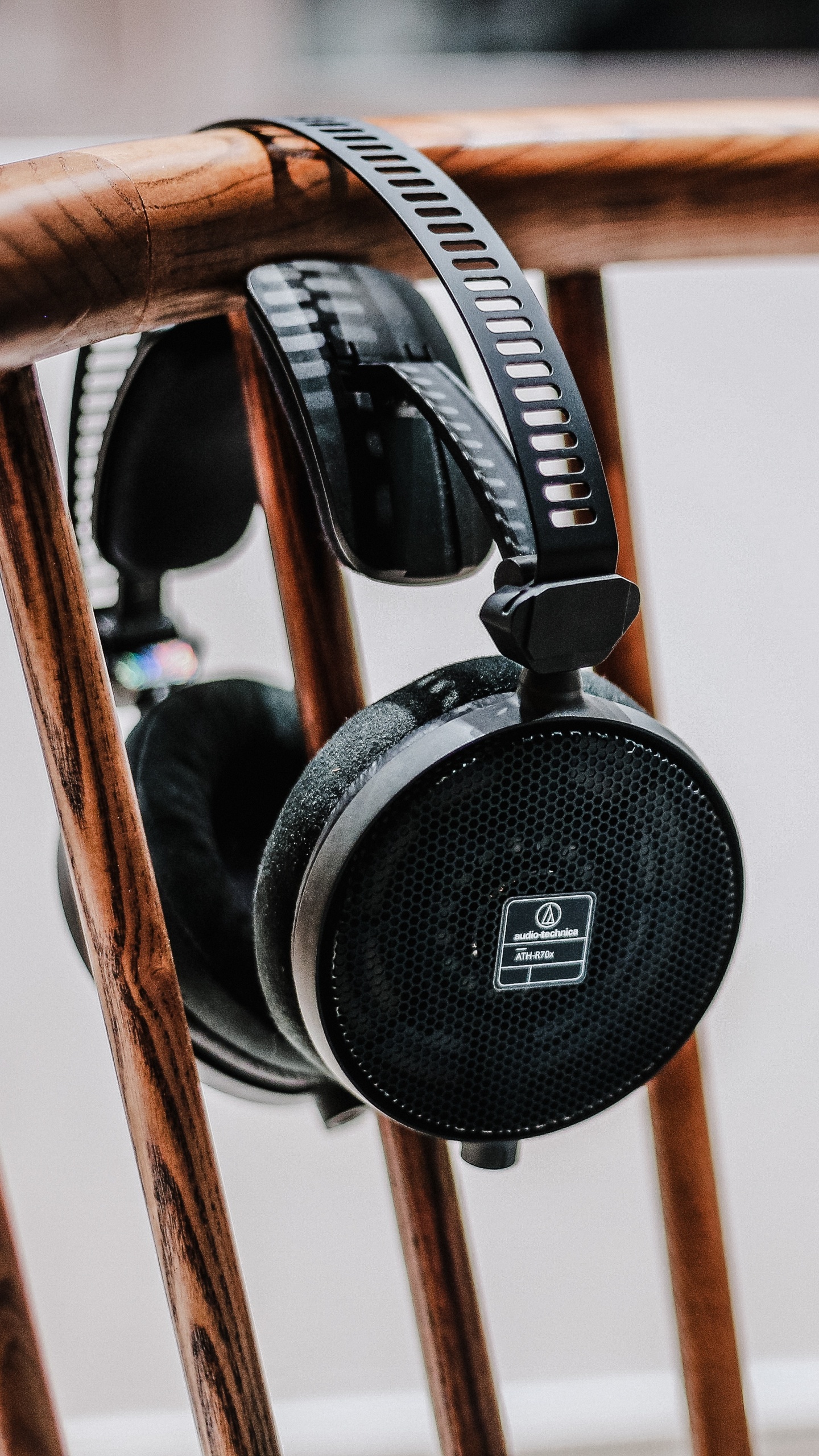 Обои наушники, громкоговоритель, звуковое оборудование, гаджет, древесина в разрешении 1440x2560