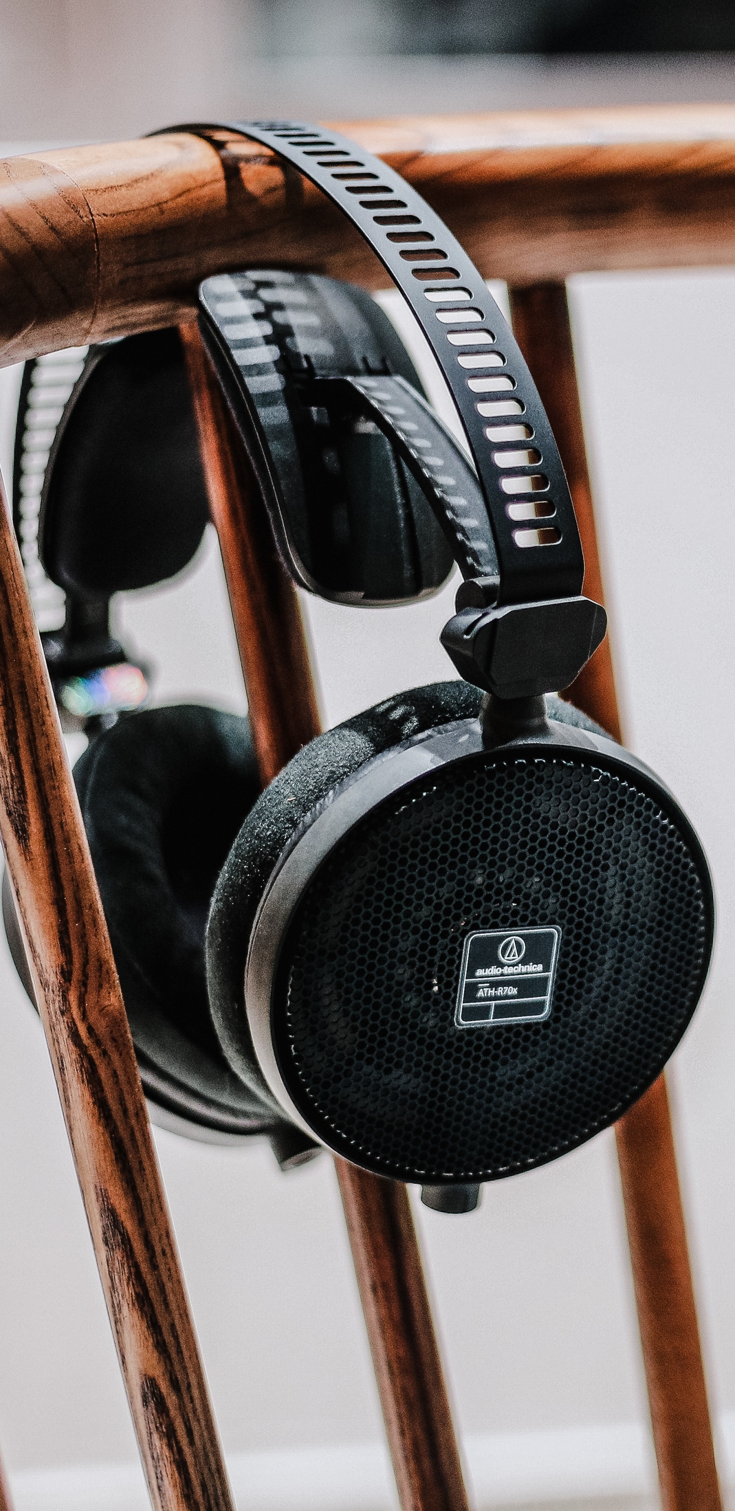 Обои наушники, громкоговоритель, звуковое оборудование, гаджет, древесина в разрешении 1440x2960