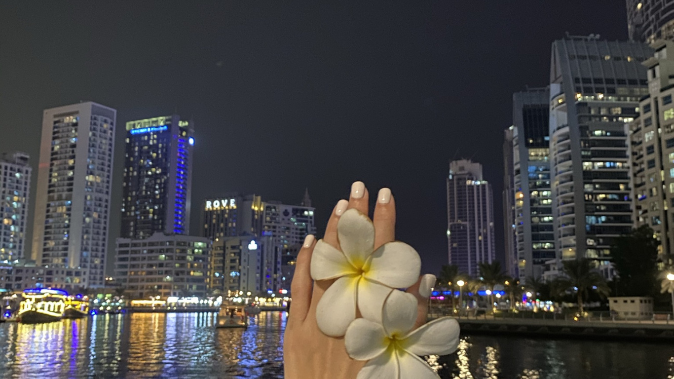 Обои отражение, небоскреб, вода, башня, ночь в разрешении 1366x768