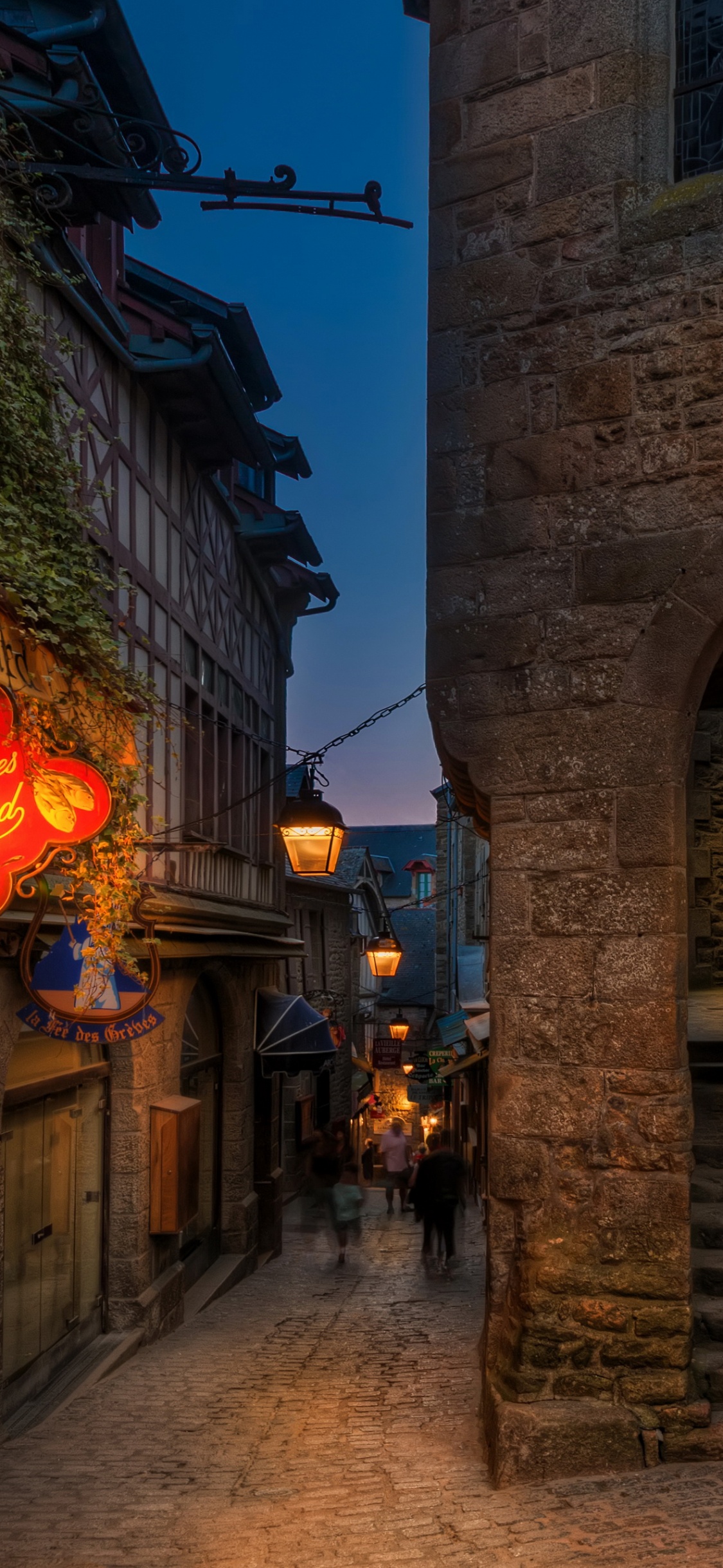 Обои ночь, аллея, улица, городок, арка в разрешении 1125x2436