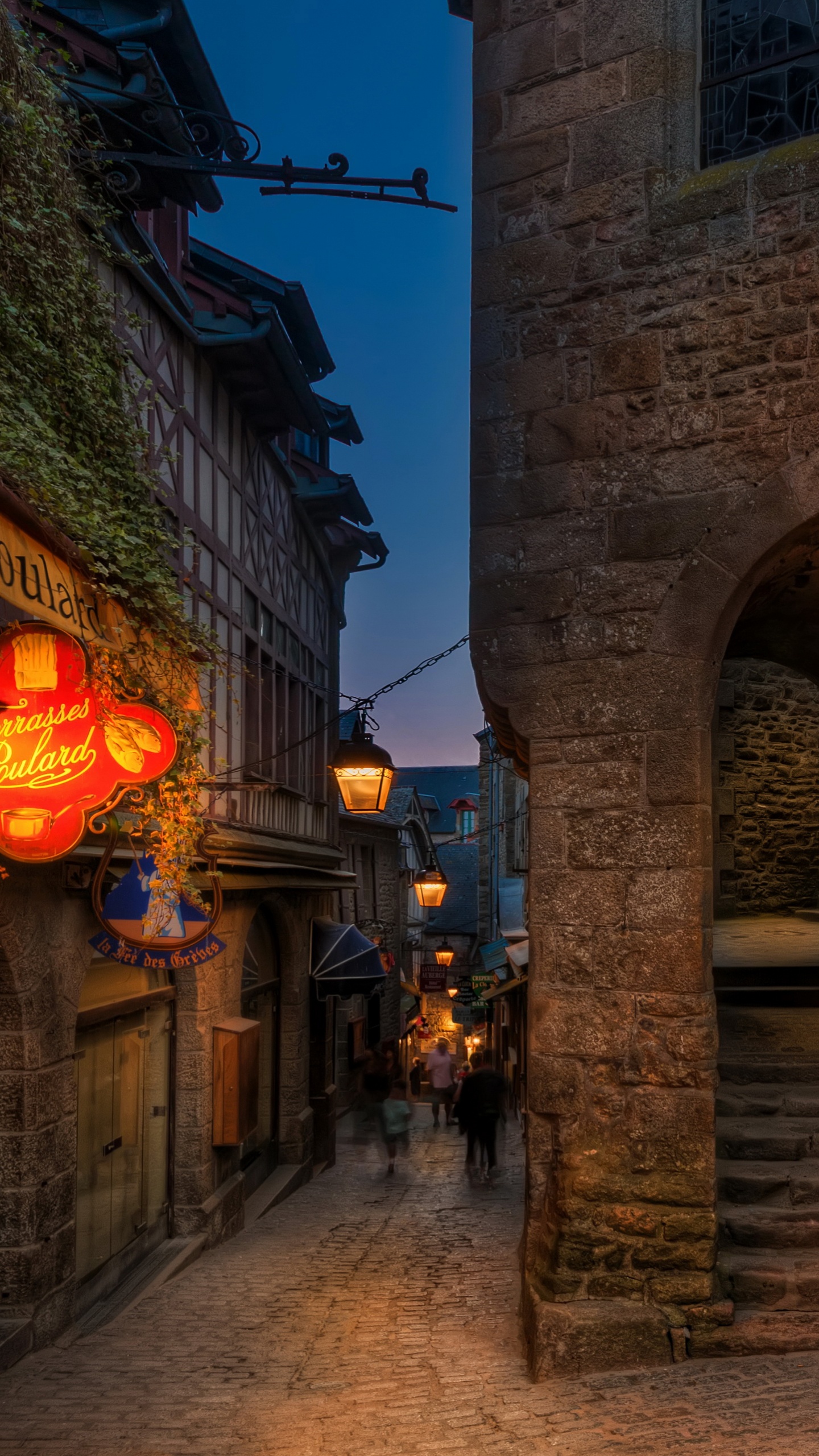 Обои ночь, аллея, улица, городок, арка в разрешении 1440x2560