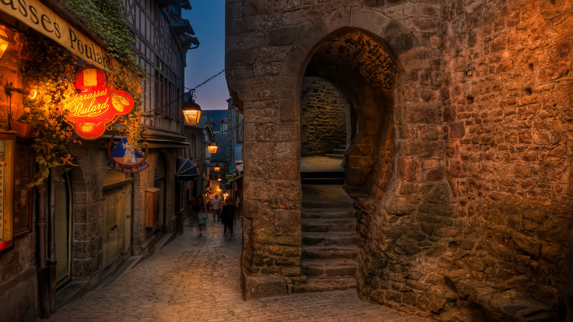 Обои ночь, аллея, улица, городок, арка в разрешении 1920x1080