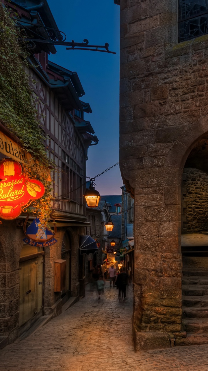 Обои ночь, аллея, улица, городок, арка в разрешении 720x1280