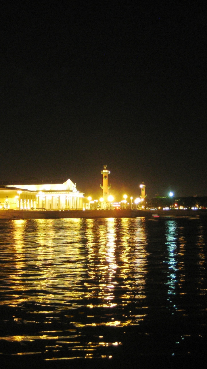 Обои ночь, отражение, вода, водный путь, город в разрешении 720x1280