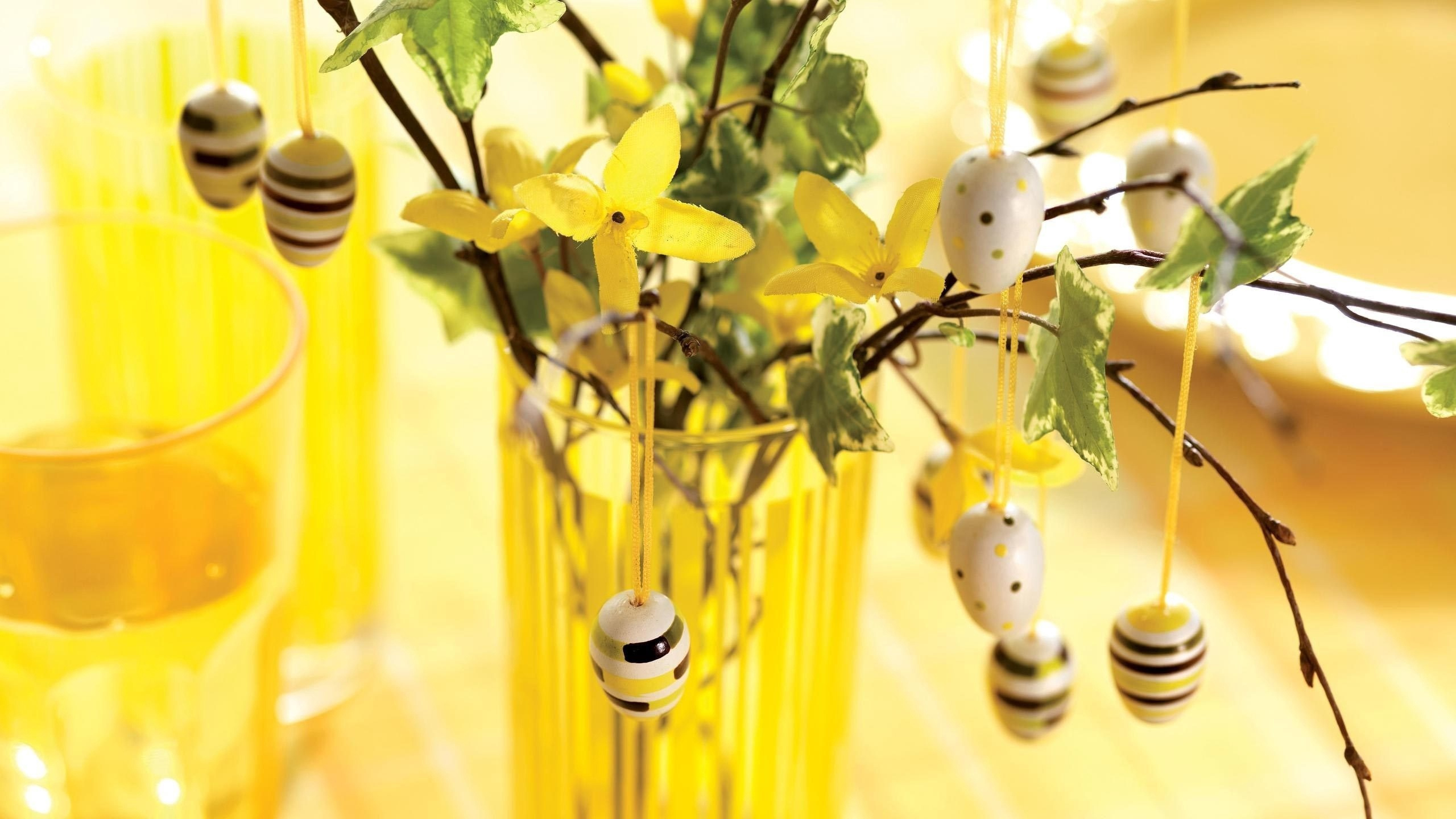 Обои пасхальное дерево, пасхальный кролик, пасхальное яйцо, праздник, желтый в разрешении 2560x1440