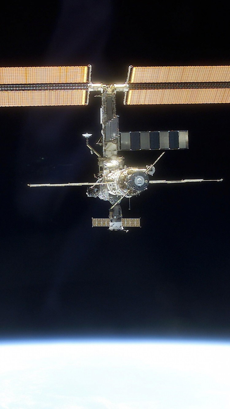 Обои Международная космическая станция, спутник, космическая станция, космический аппарат, атмосфера земли в разрешении 750x1334