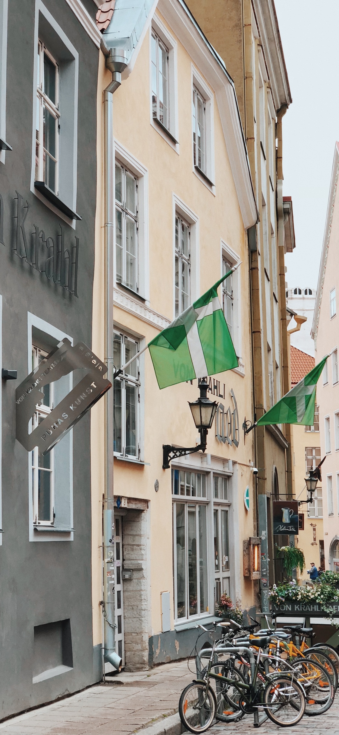 Обои жилой район, колесо, шина, велосипедная шина, окно в разрешении 1125x2436