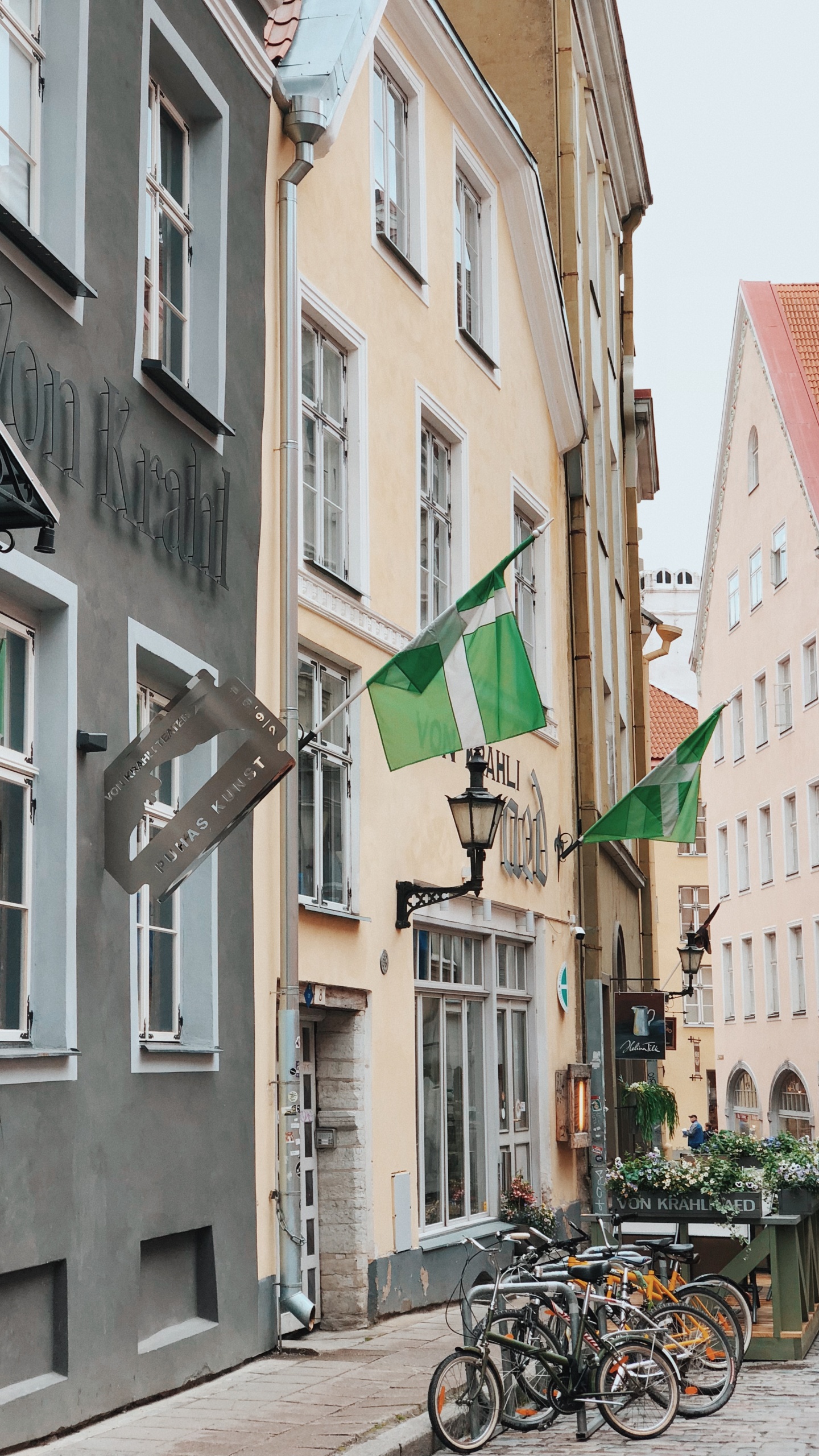 Обои жилой район, колесо, шина, велосипедная шина, окно в разрешении 1440x2560