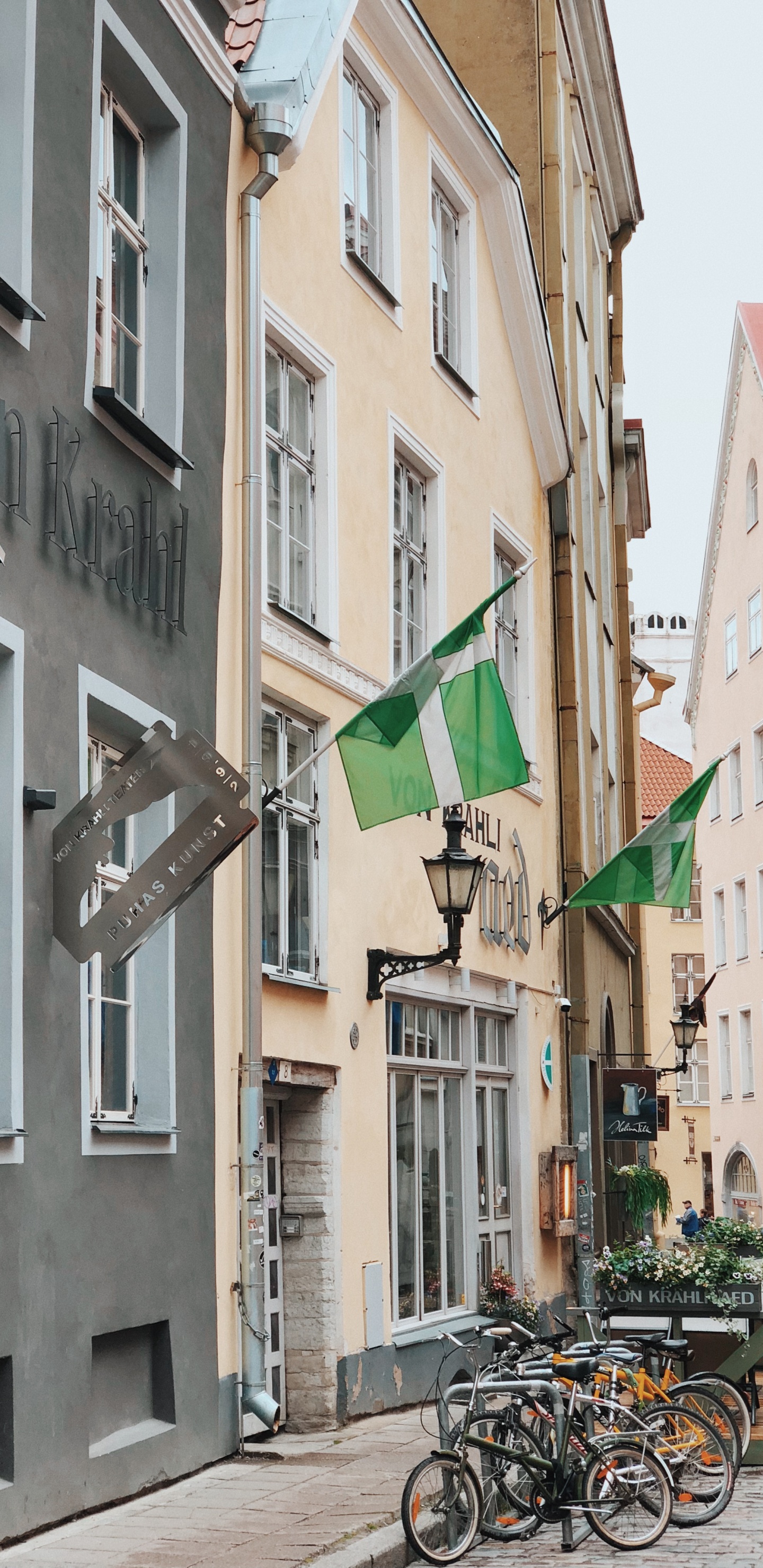 Обои жилой район, колесо, шина, велосипедная шина, окно в разрешении 1440x2960