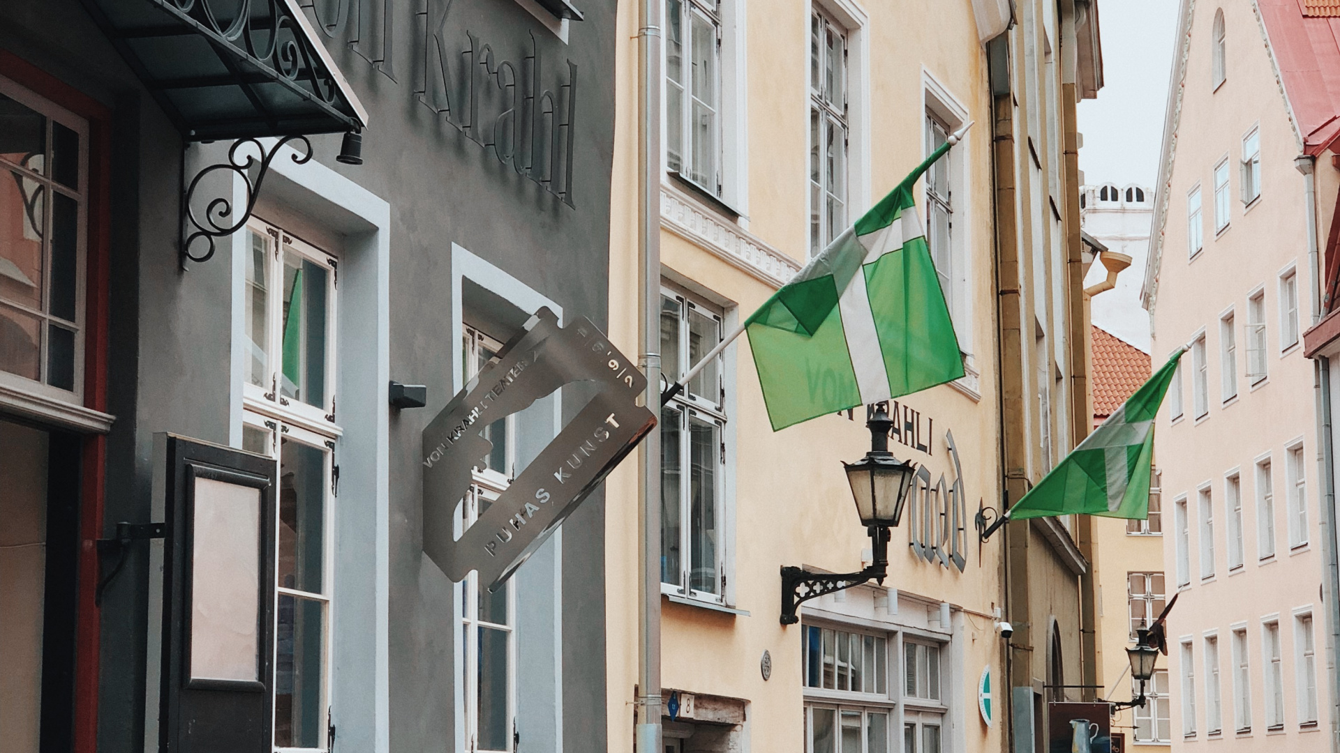 Обои жилой район, колесо, шина, велосипедная шина, окно в разрешении 1920x1080