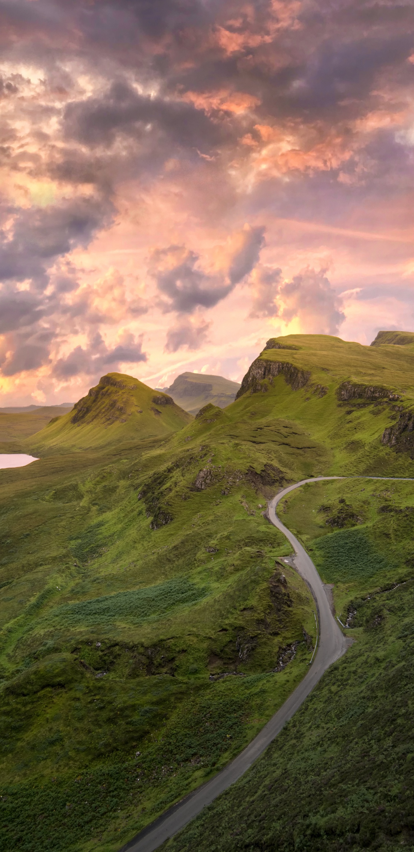 Обои нагорье, природа, горный рельеф, природный ландшафт, зеленый в разрешении 1440x2960