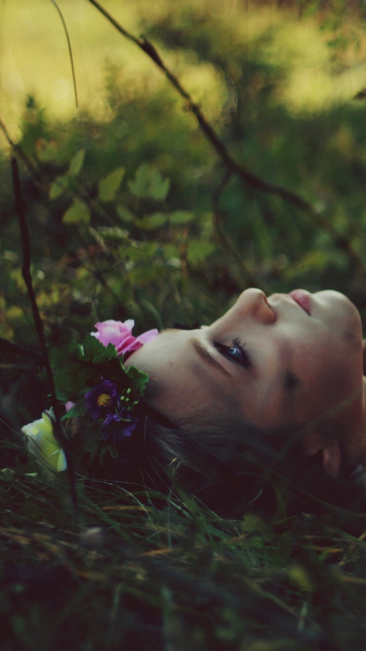 Обои красота, дерево, растение, природа, девушка в разрешении 720x1280