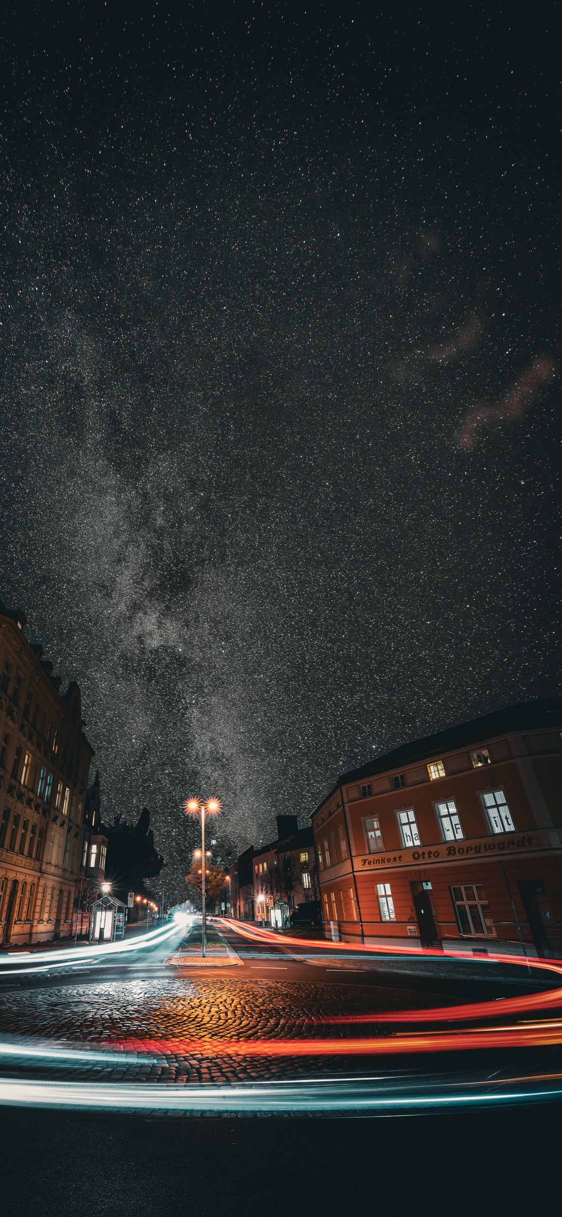 Обои ночь, здание, вода, архитектура, полночь в разрешении 1125x2436