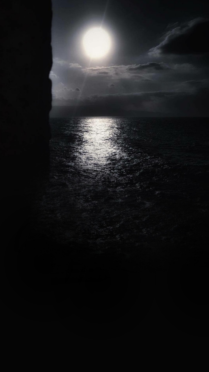 Обои лунный свет, черный и белый, вода, облако, атмосфера в разрешении 720x1280
