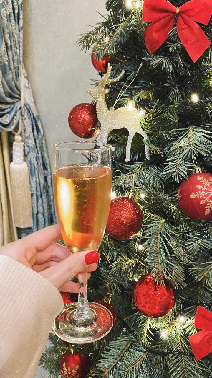 Обои рождественский орнамент, Рождественский день, бокал для вина, вино, елка в разрешении 720x1280