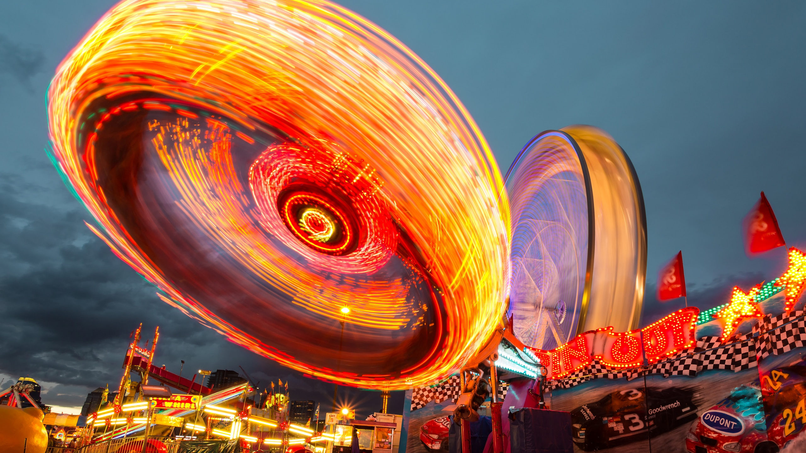 Обои карнавал, парк развлечений, выставка, аттракцион, достопримечательность в разрешении 2560x1440