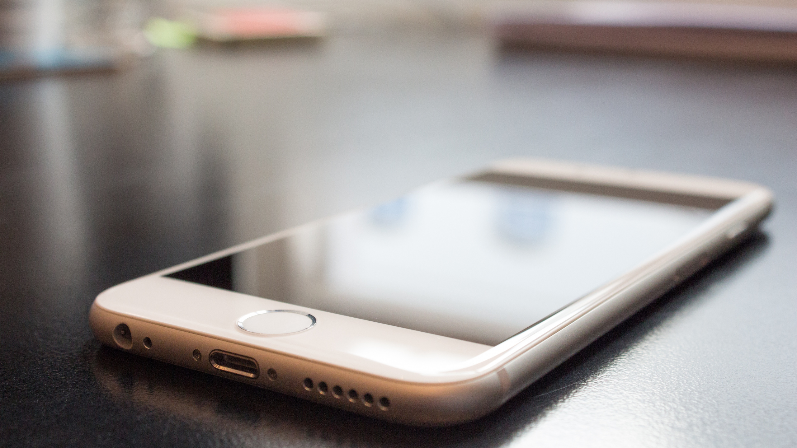 Обои смартфон, apple, гаджет, белые, коммуникационное устройство в разрешении 2560x1440