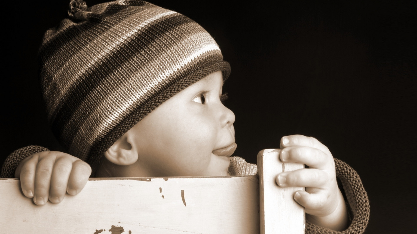 Обои ребенок, палец, круглая шапочка, младенец, остроумие в разрешении 1366x768