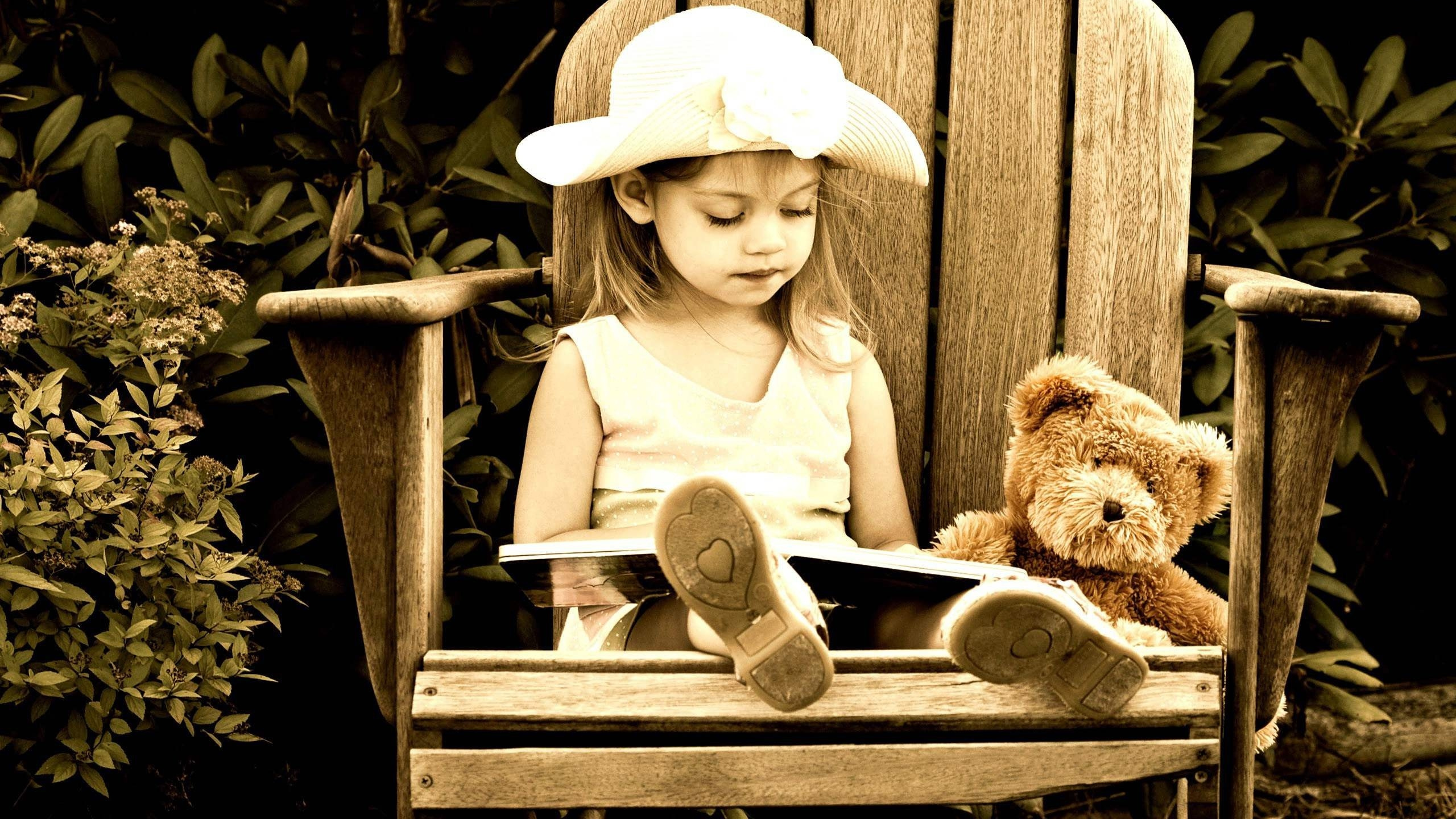 Обои плюшевый мишка, мягкая игрушка, младенец, сидящий, ребенок в разрешении 2560x1440