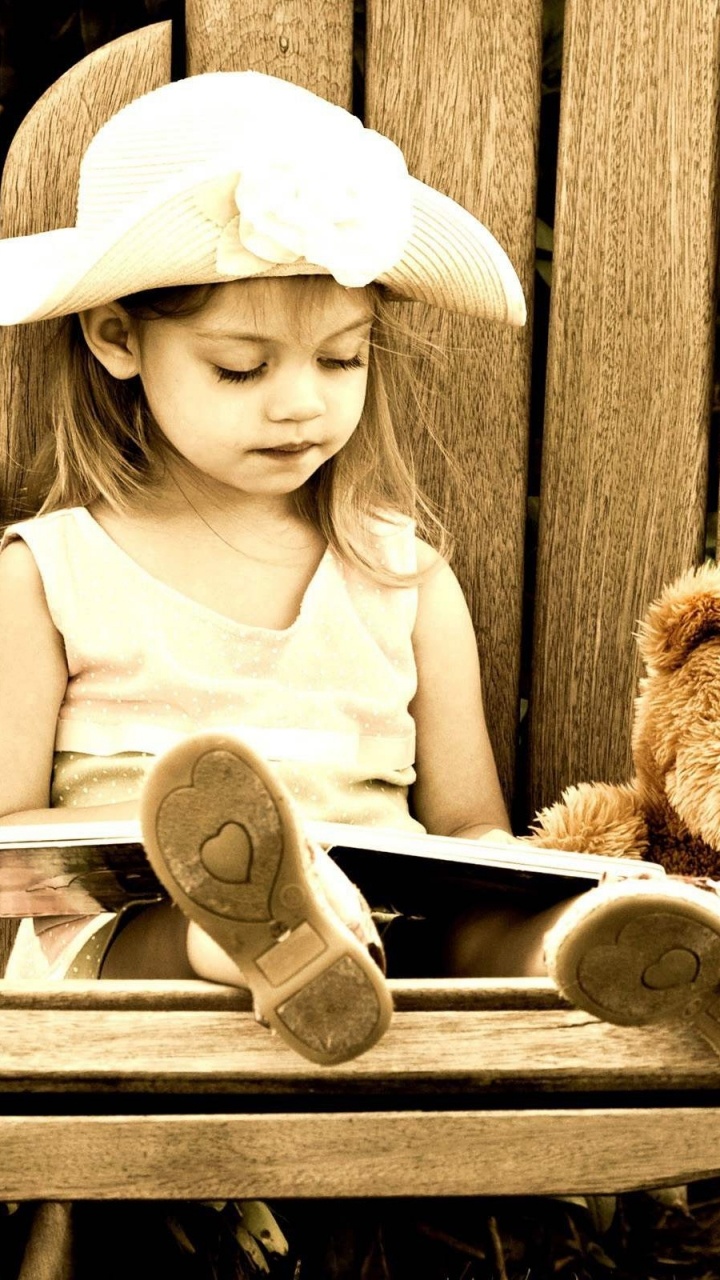 Обои плюшевый мишка, мягкая игрушка, младенец, сидящий, ребенок в разрешении 720x1280