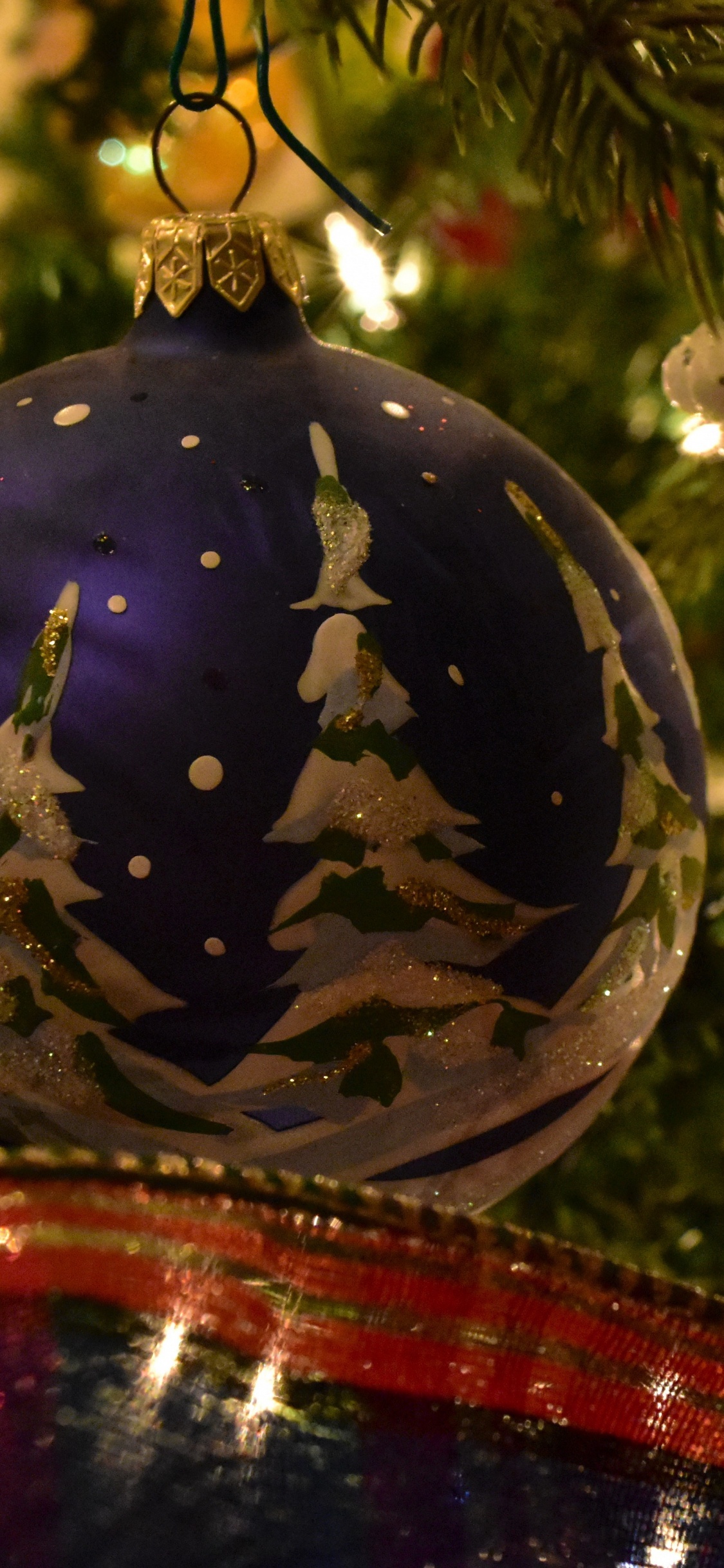 Обои Рождественский день, новогодняя елка, елка, Новый год, рождественский орнамент в разрешении 1125x2436