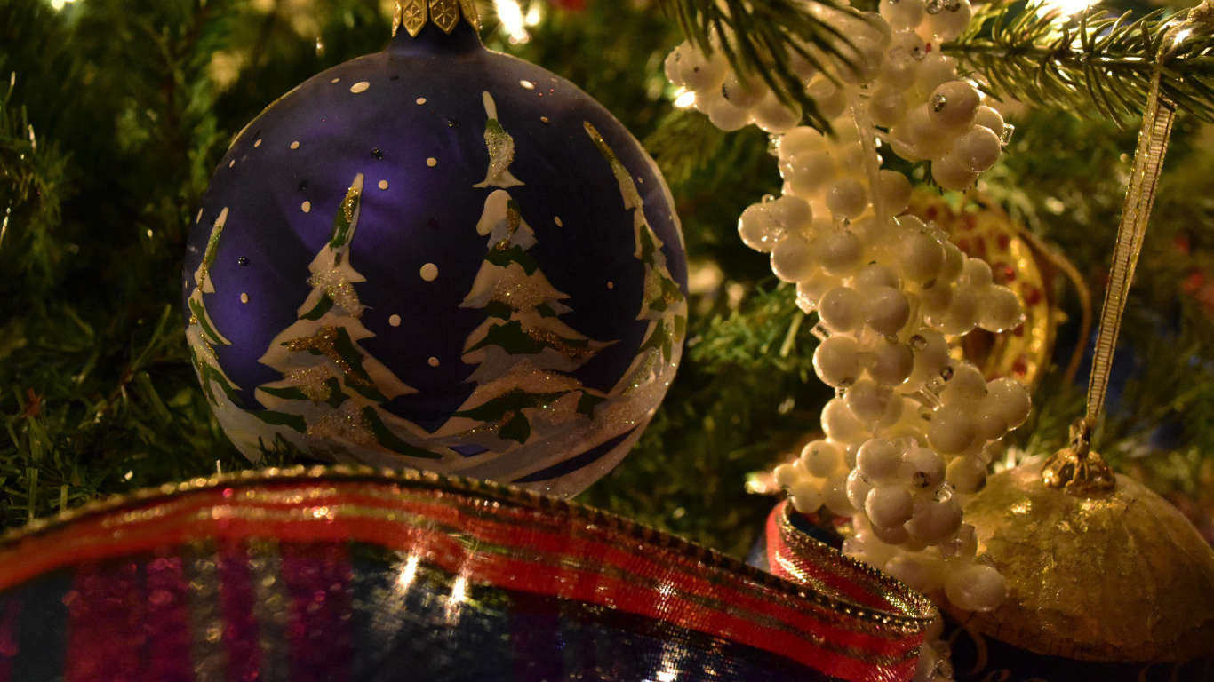 Обои Рождественский день, новогодняя елка, елка, Новый год, рождественский орнамент в разрешении 1366x768