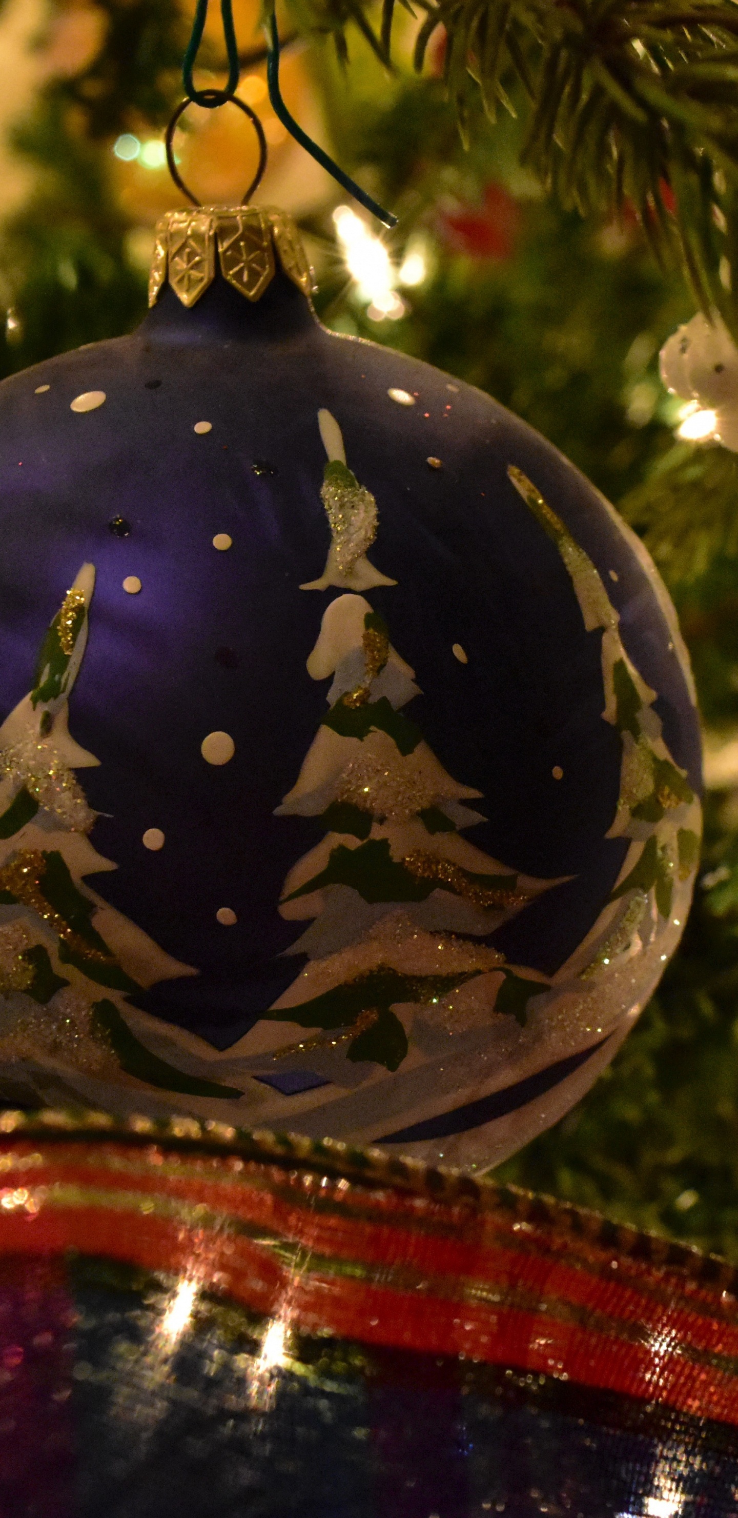 Обои Рождественский день, новогодняя елка, елка, Новый год, рождественский орнамент в разрешении 1440x2960