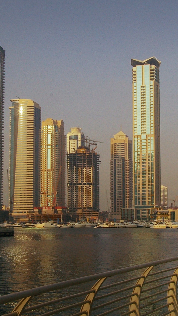 Обои небоскреб, город, городской пейзаж, метрополия, башня в разрешении 720x1280