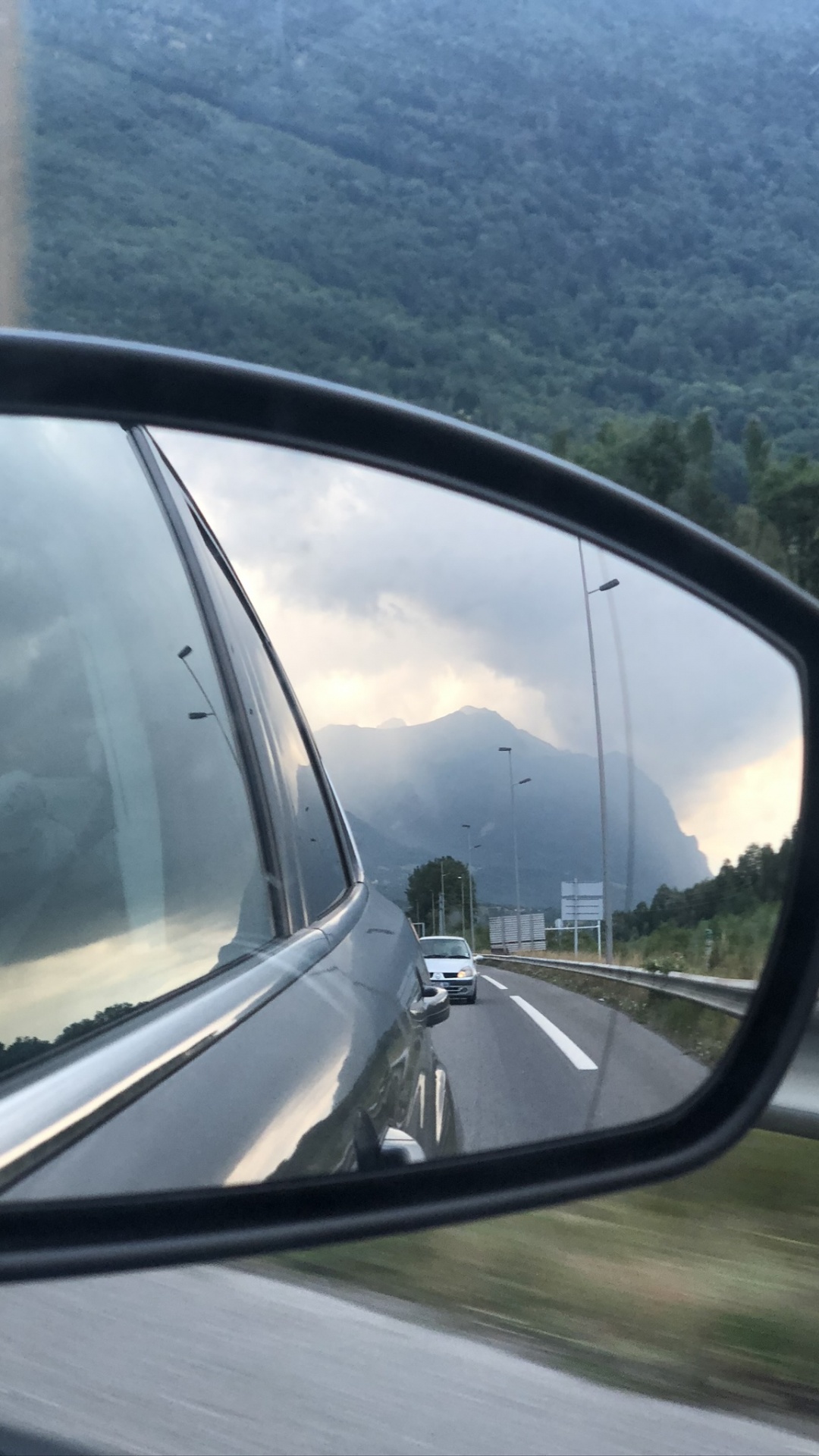 Обои отражение, Король, ветровое стекло, компактный автомобиль, автомобиль среднего размера в разрешении 1080x1920