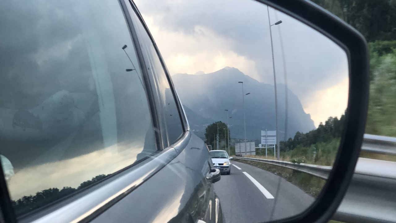 Обои отражение, Король, ветровое стекло, компактный автомобиль, автомобиль среднего размера в разрешении 1280x720