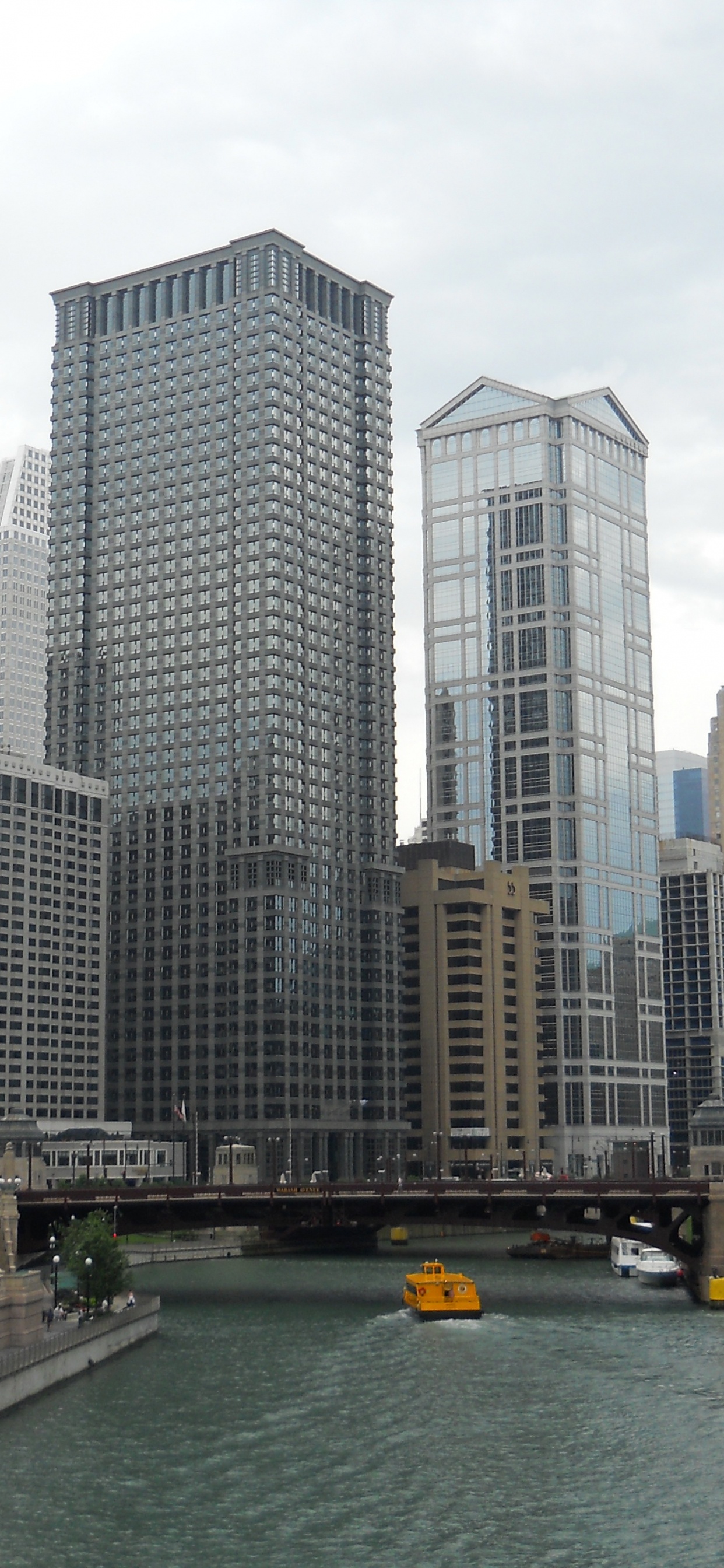 Обои Чикаго, река Чикаго, город, небоскреб, метрополия в разрешении 1242x2688