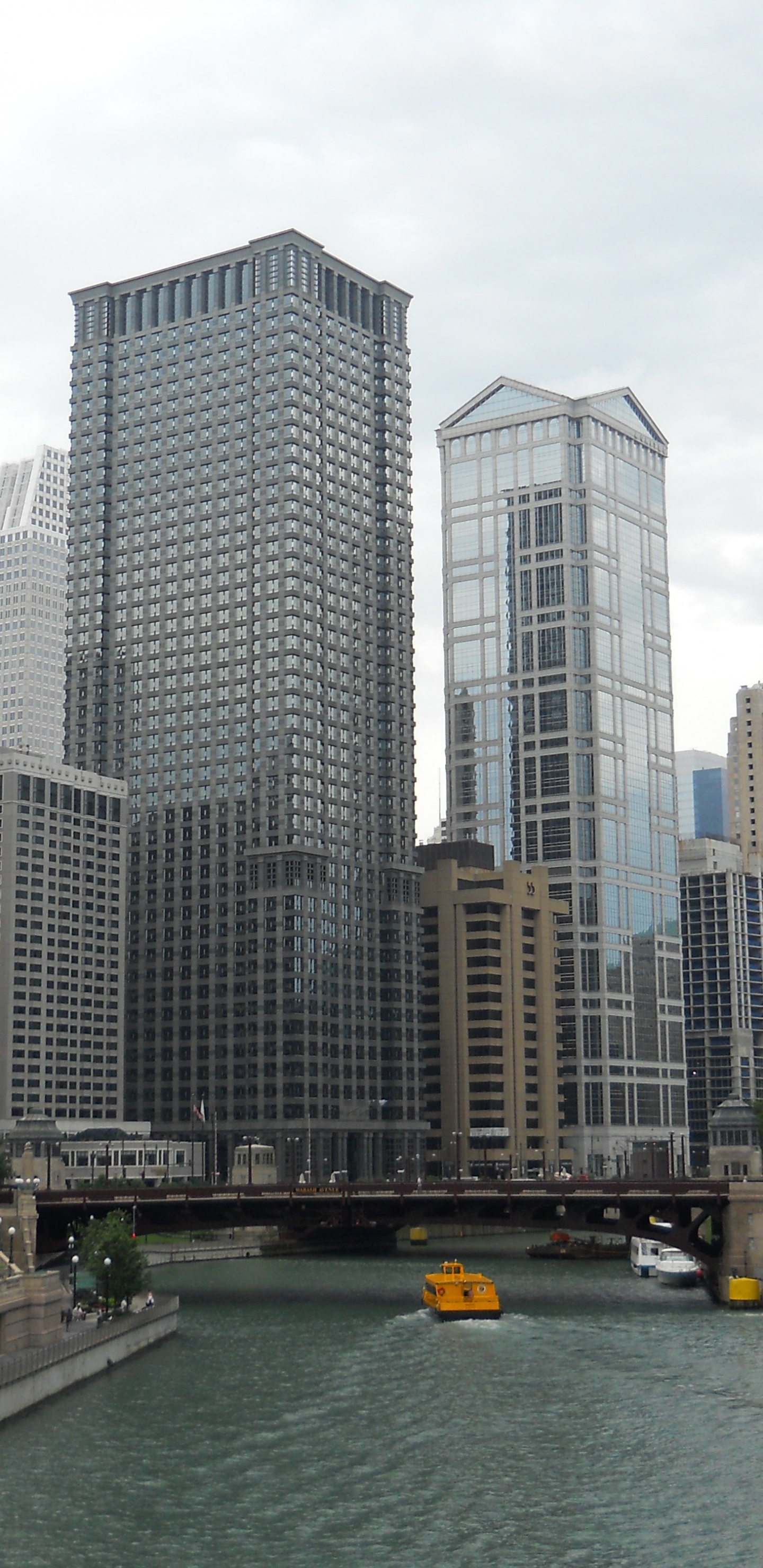 Обои Чикаго, река Чикаго, город, небоскреб, метрополия в разрешении 1440x2960